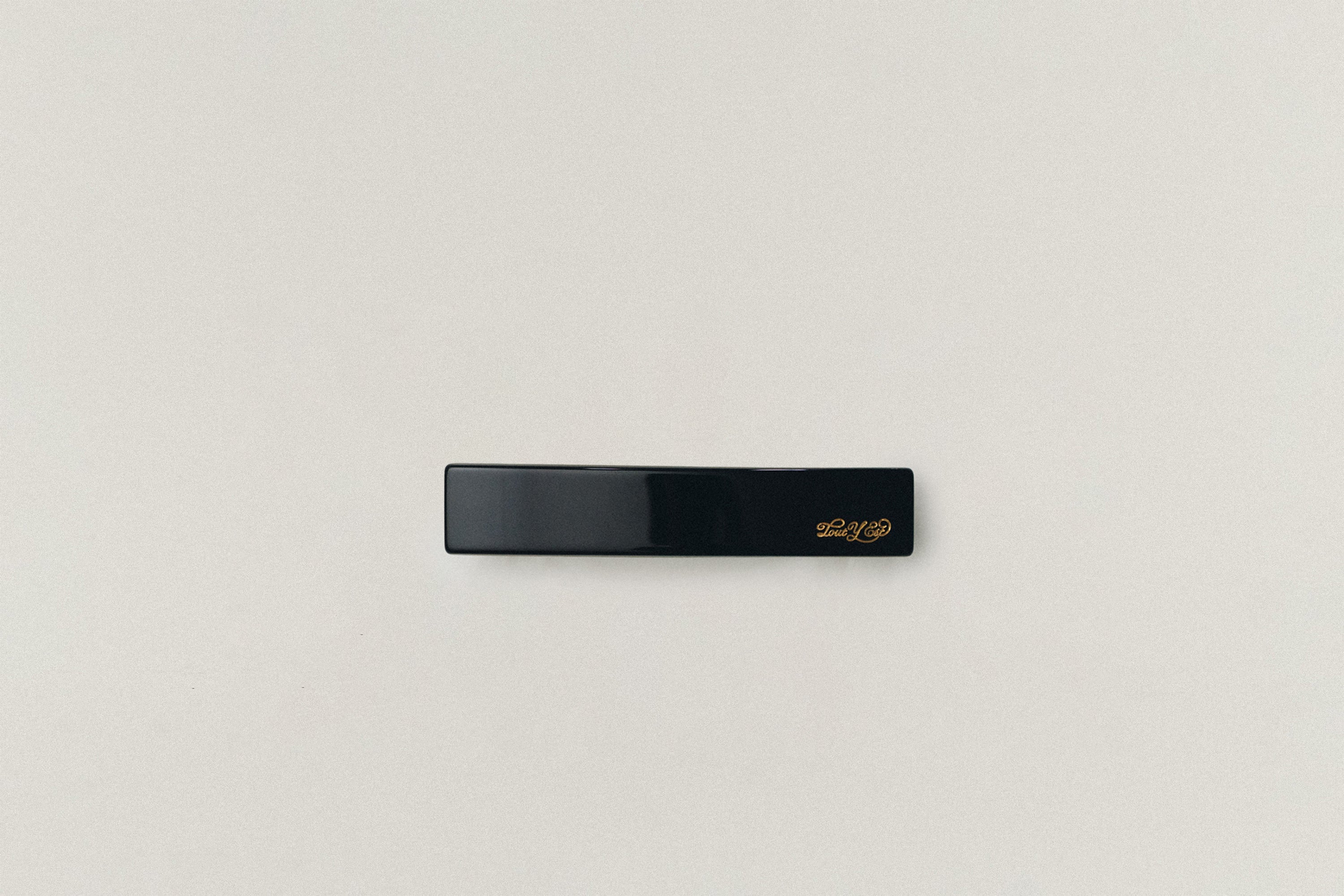 BARRETTE CARRÉE BLACK – TOUT Y EST JP