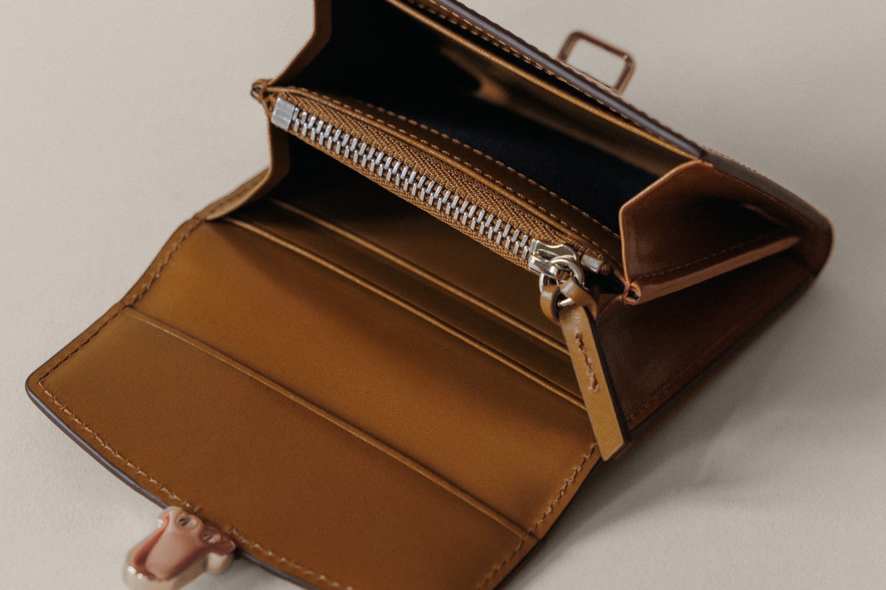 TOUT Y EST ジッパーポケット付き財布 PORTE CARTES LOQUET CARAMEL – TOUT Y EST JP