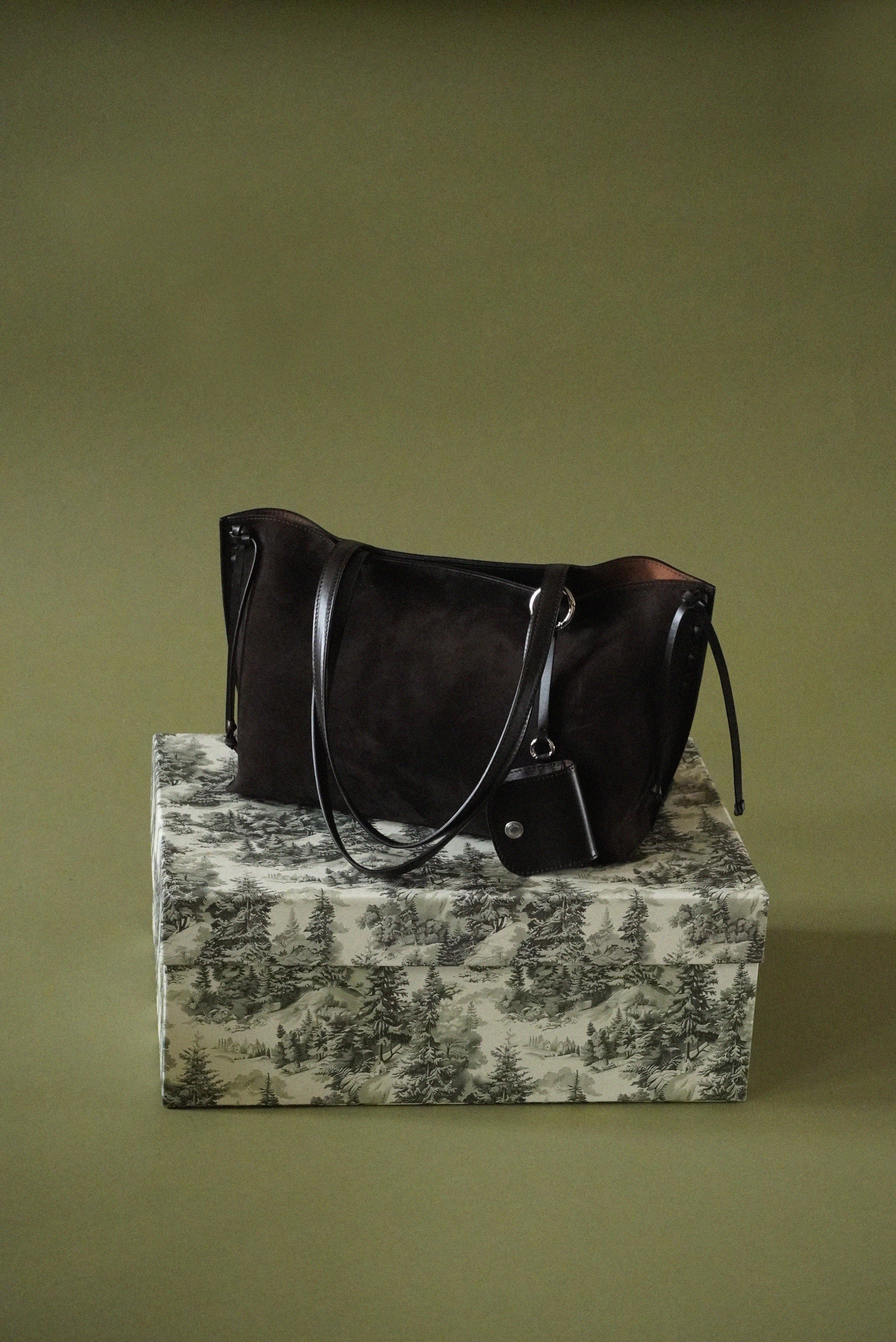 SAC TRESSÉ SMALL SUEDE BROWN – TOUT Y EST JP