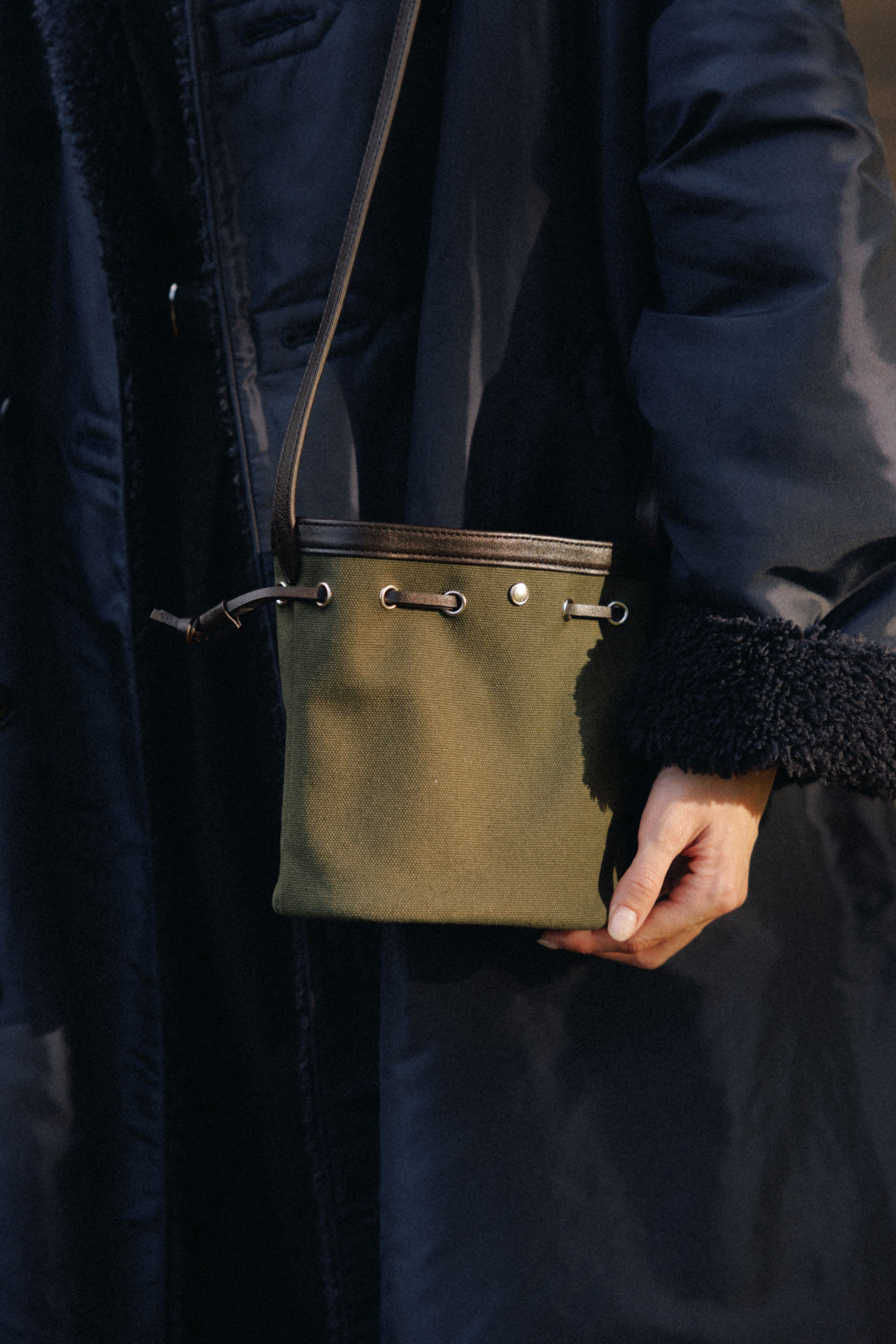 SAC COQUILLE BUCKET MINI KHAKI – TOUT Y EST JP