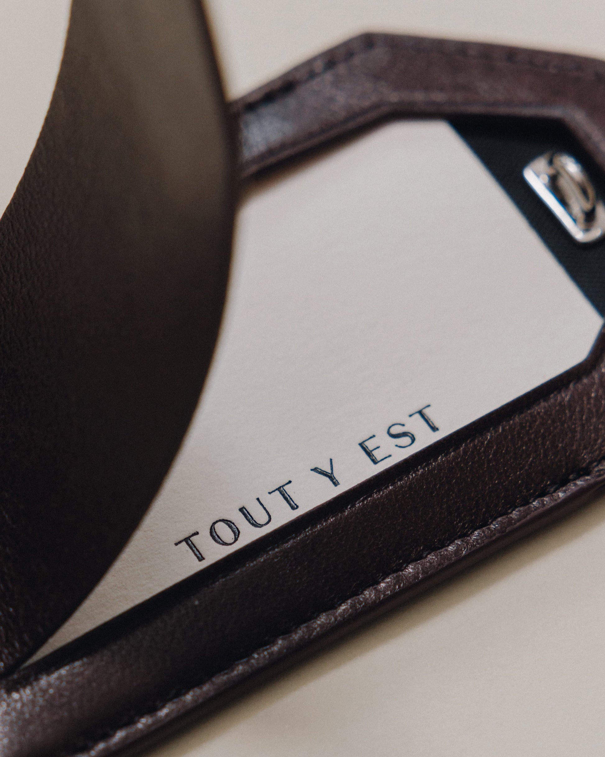 VOYAGE ÉTIQUETTE BROWN