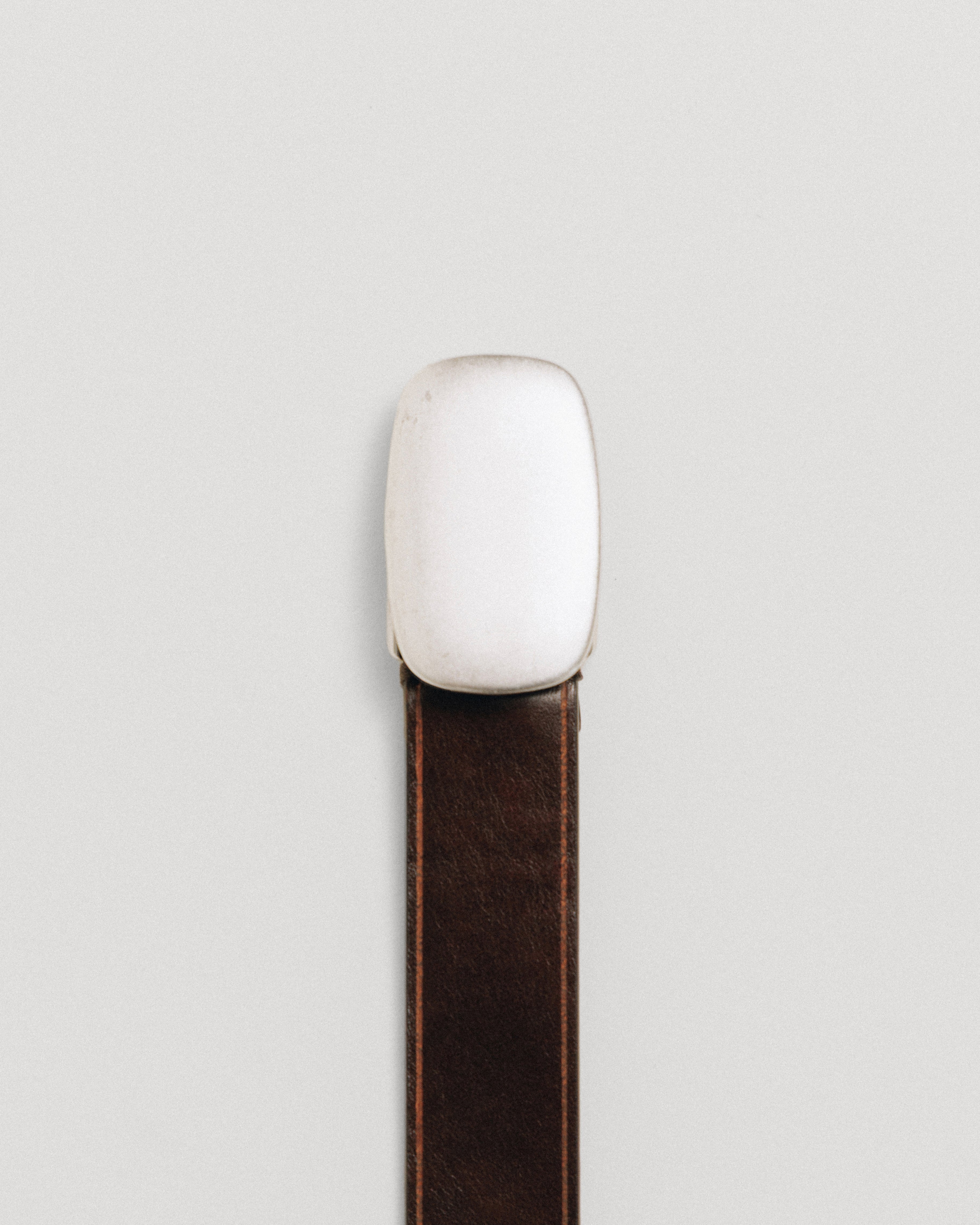 CEINTURE PLAQUE BROWN – TOUT Y EST JP