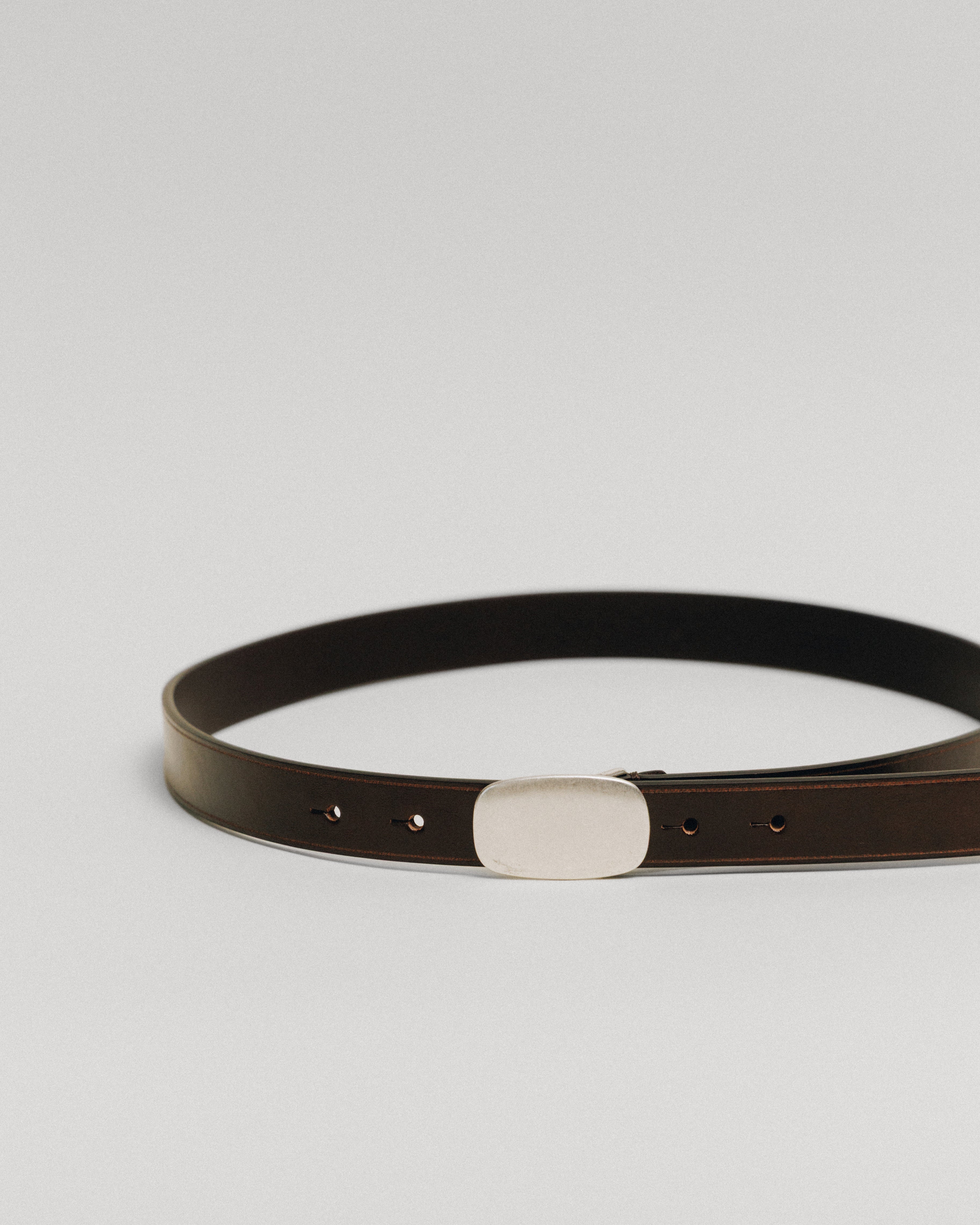 CEINTURE PLAQUE BROWN – TOUT Y EST JP