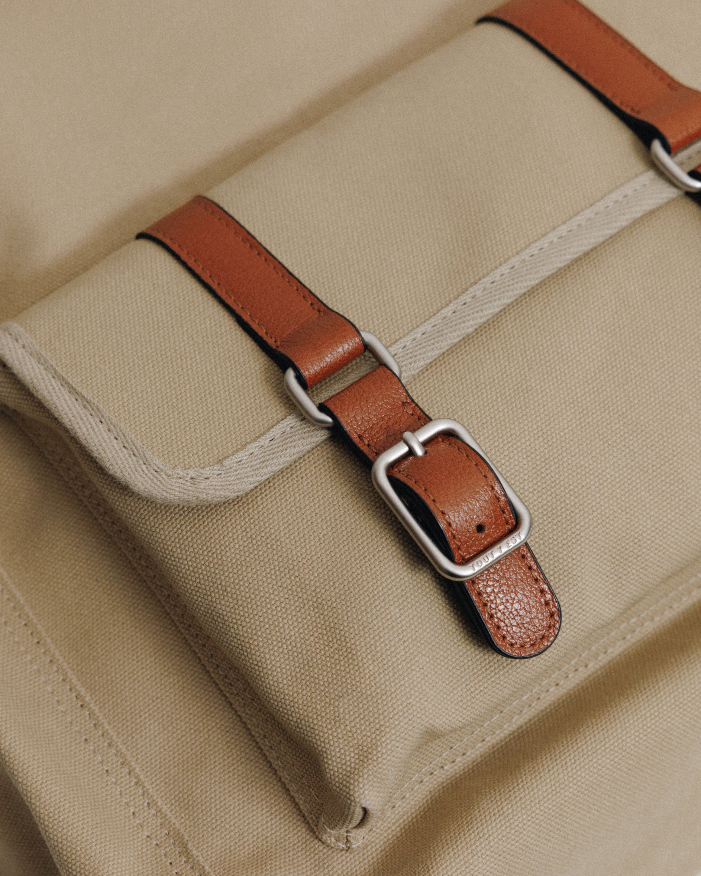 TOUT Y EST Sacベージュ ショルダーバッグ レザーストラップ SAC À DOS BOUT BEIGE – TOUT Y EST JP