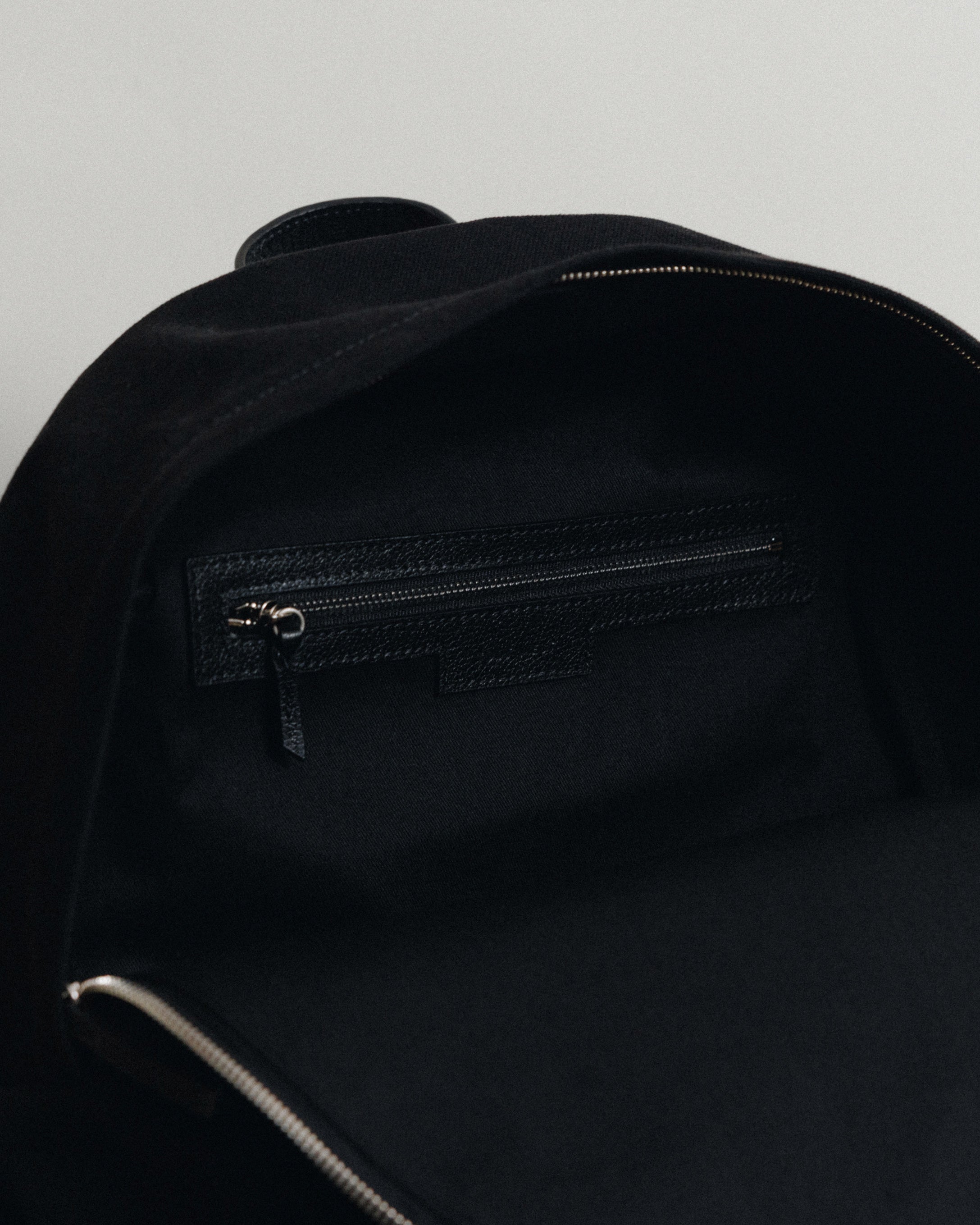 TOUT Y EST バックパック　※現物写真追加しました SAC À DOS BOUT BLACK – TOUT Y EST JP