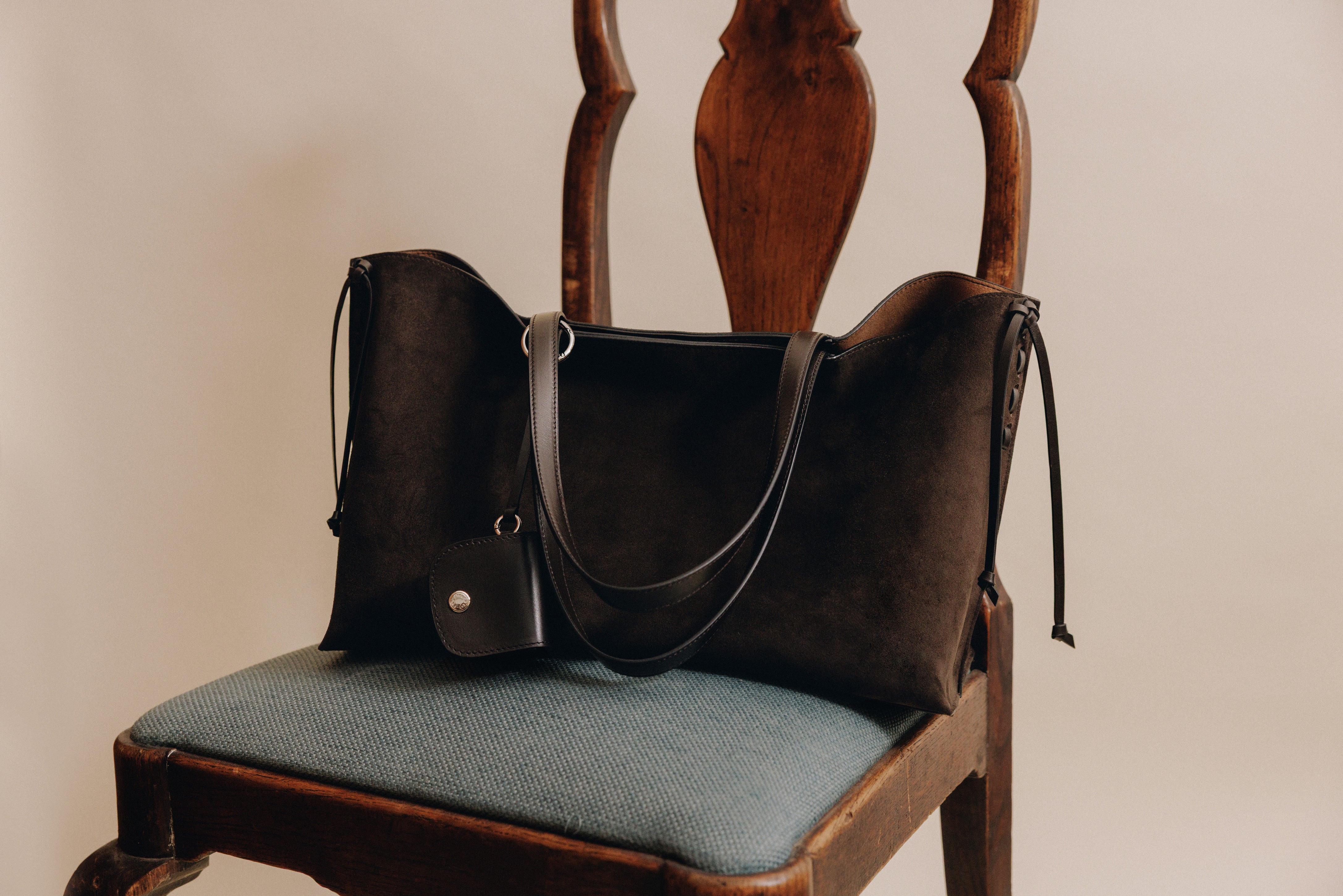 SAC TRESSÉ SMALL SUEDE BROWN – TOUT Y EST JP