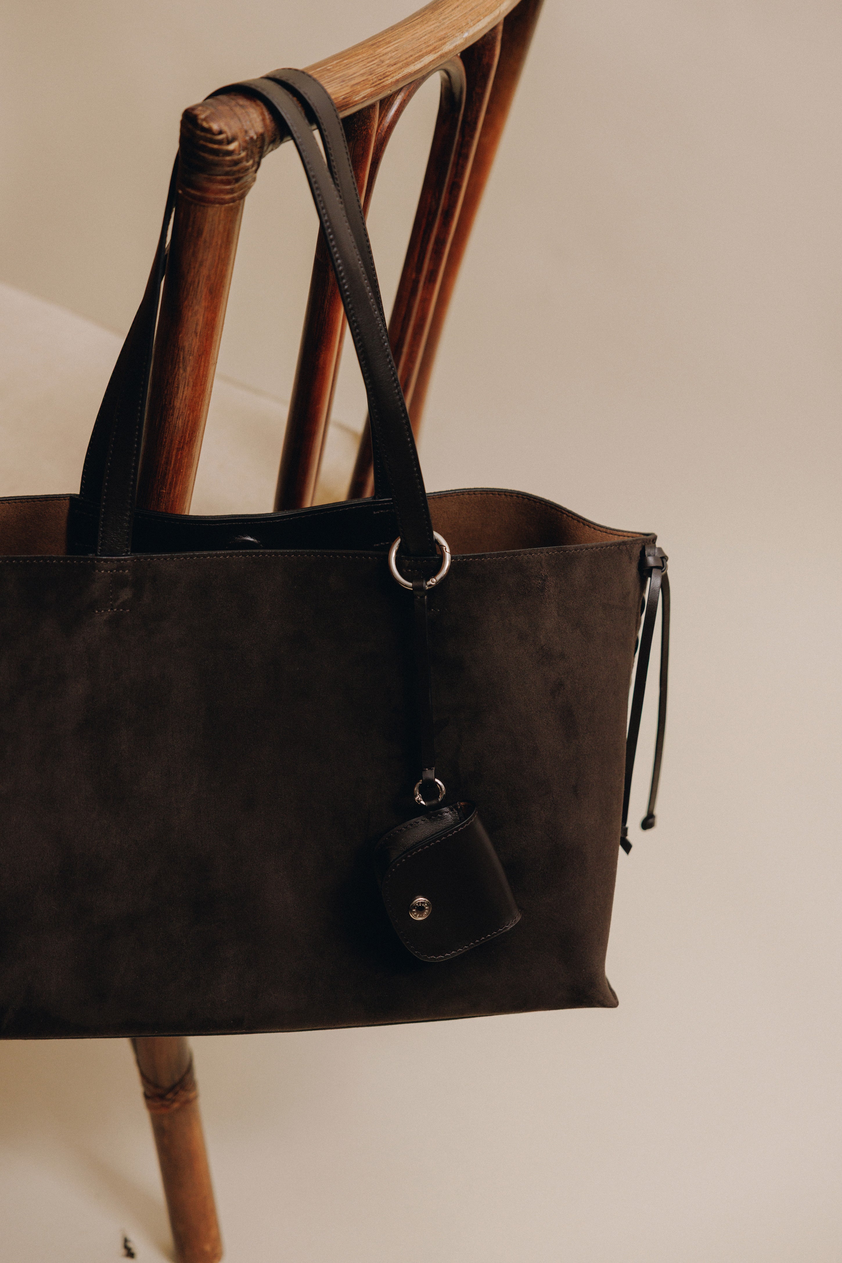 SAC TRESSÉ SUEDE BROWN – TOUT Y EST JP