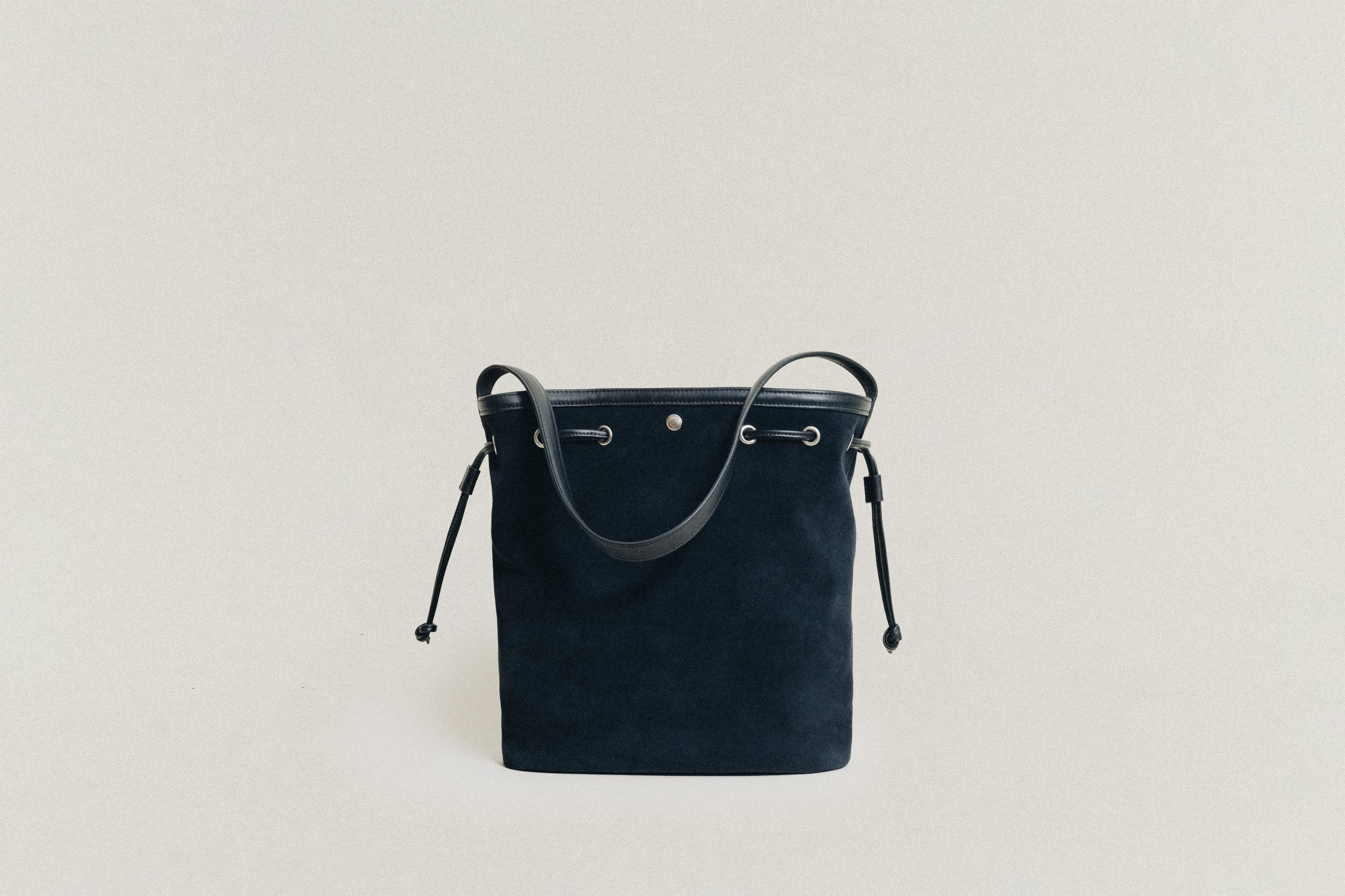 トゥティエTOUT Y ESTロケバッグネイビースエード新品未使用スモール 韓国発「トゥティエ」の日本初店舗に潜入！おすすめバッグ4選