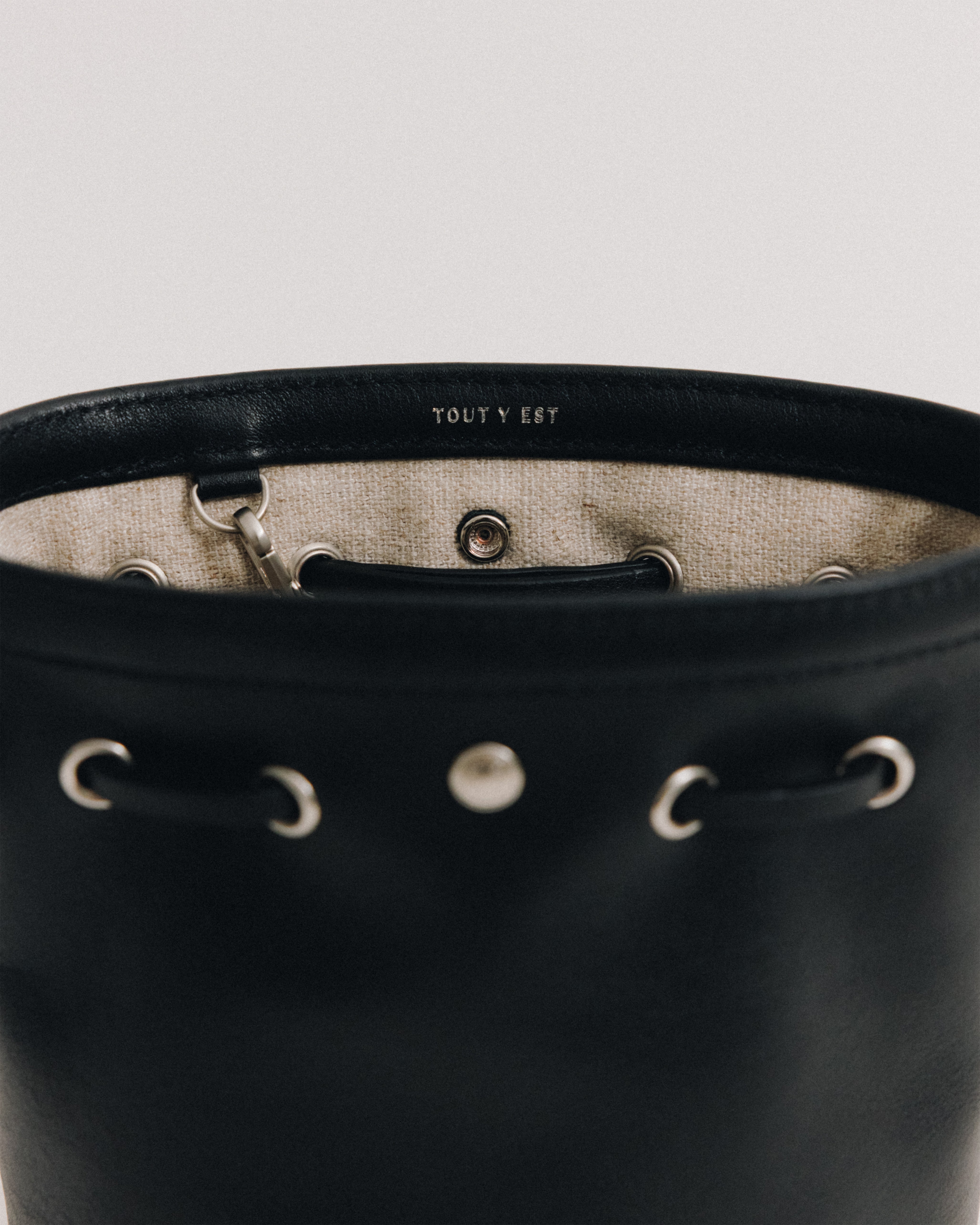 SAC COQUILLE BUCKET MINI SOFT BLACK – TOUT Y EST JP