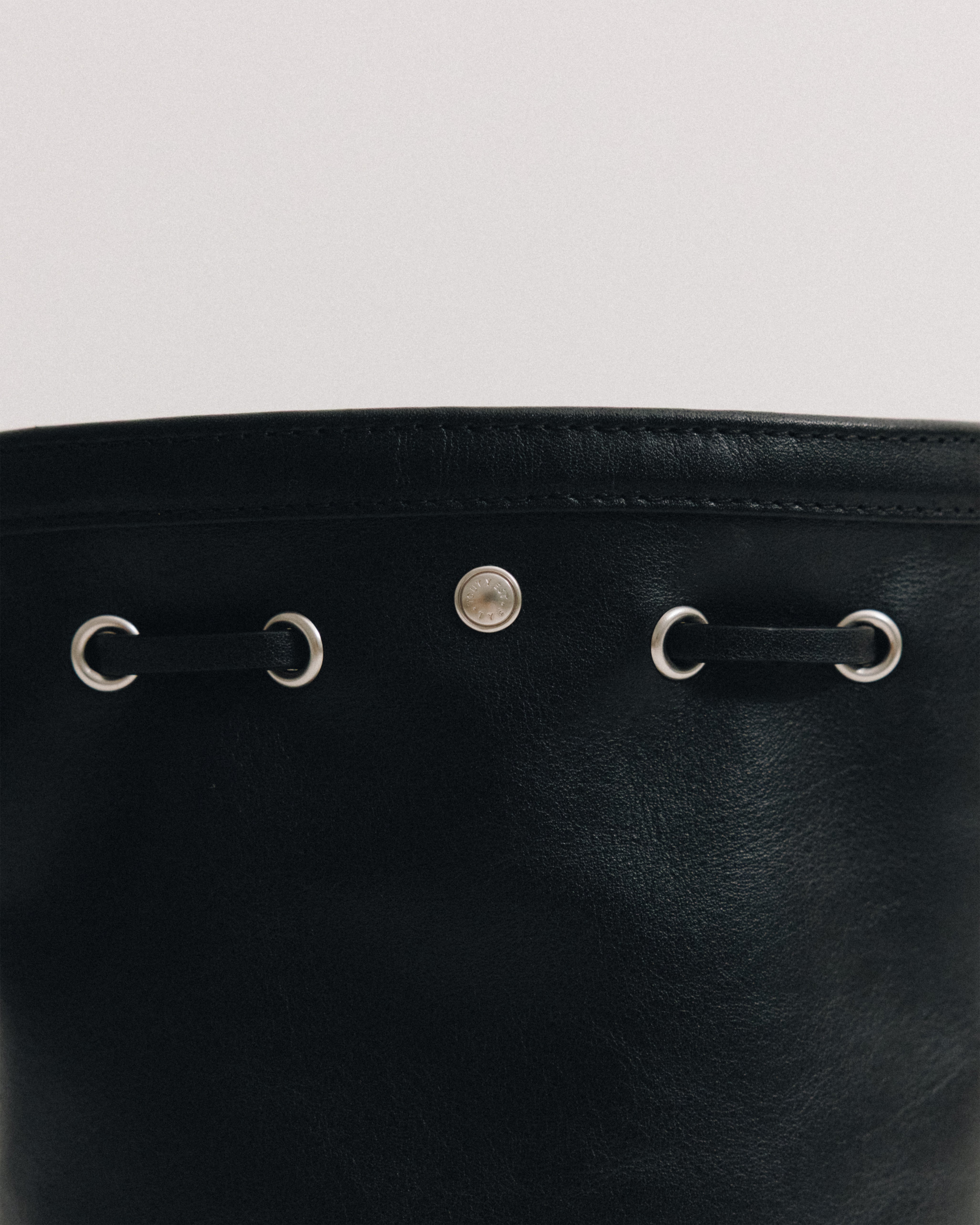 SAC COQUILLE BUCKET MINI SOFT BLACK – TOUT Y EST JP