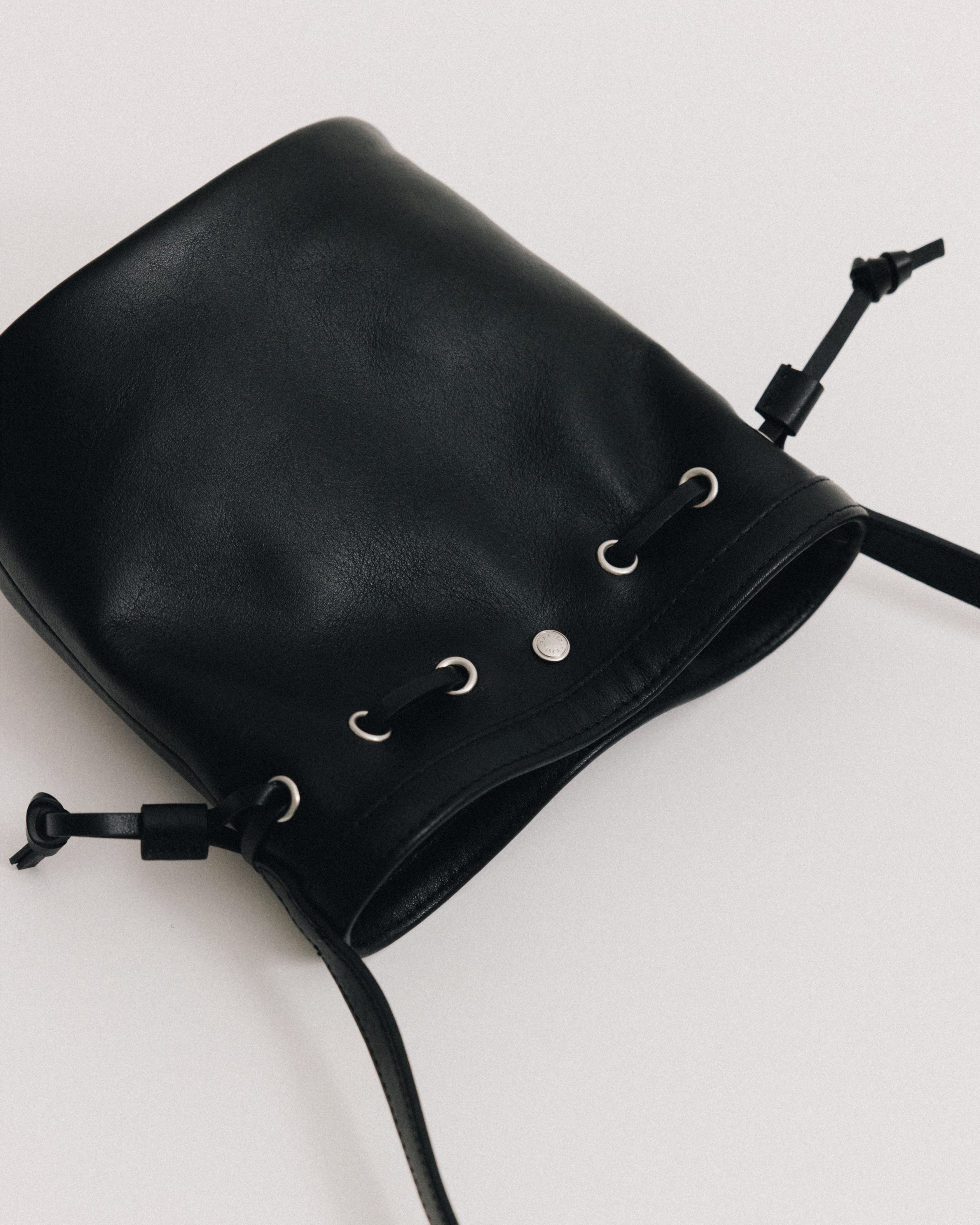 SAC COQUILLE BUCKET MINI SOFT BLACK – TOUT Y EST JP