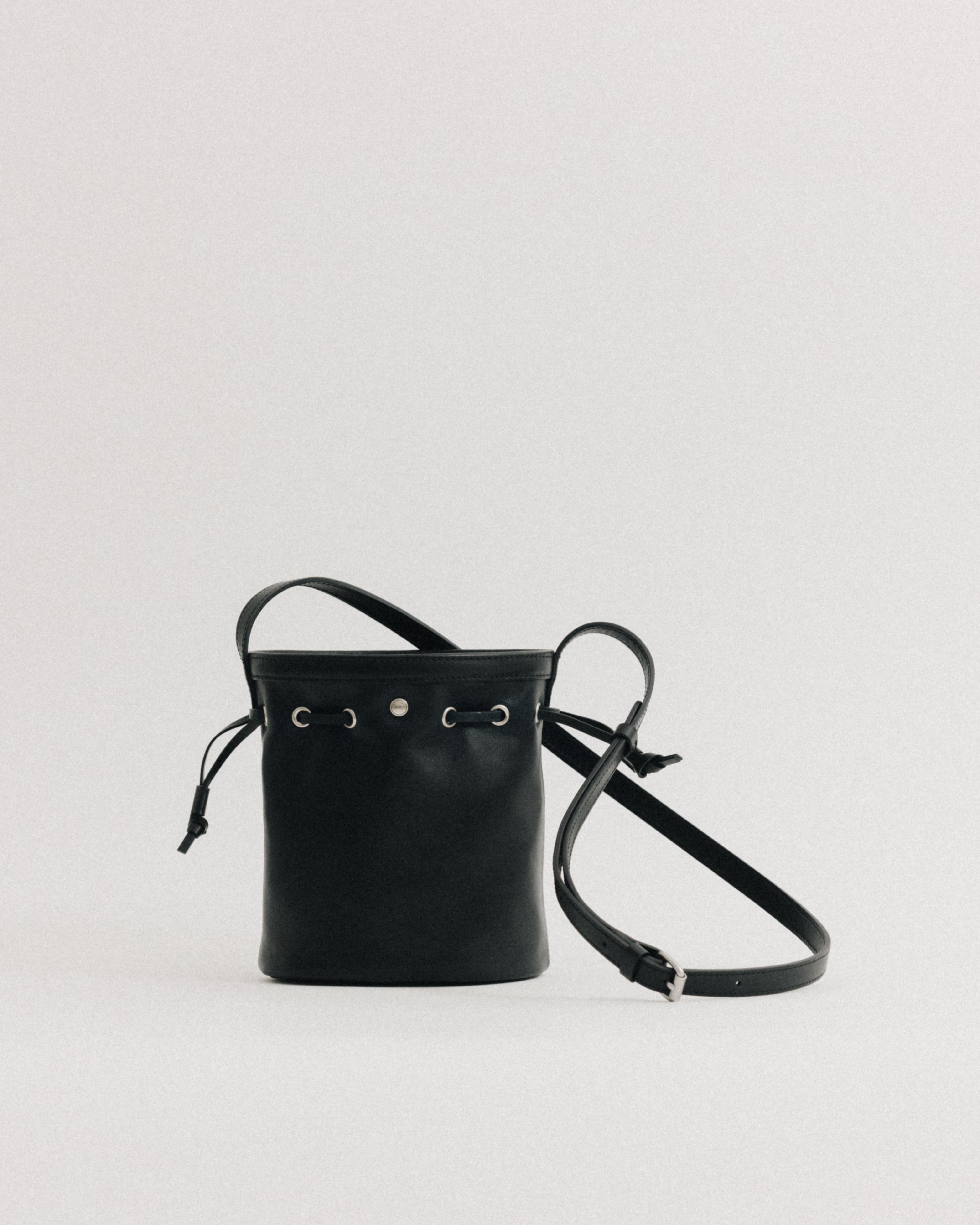 SAC COQUILLE BUCKET MINI SOFT BLACK – TOUT Y EST JP