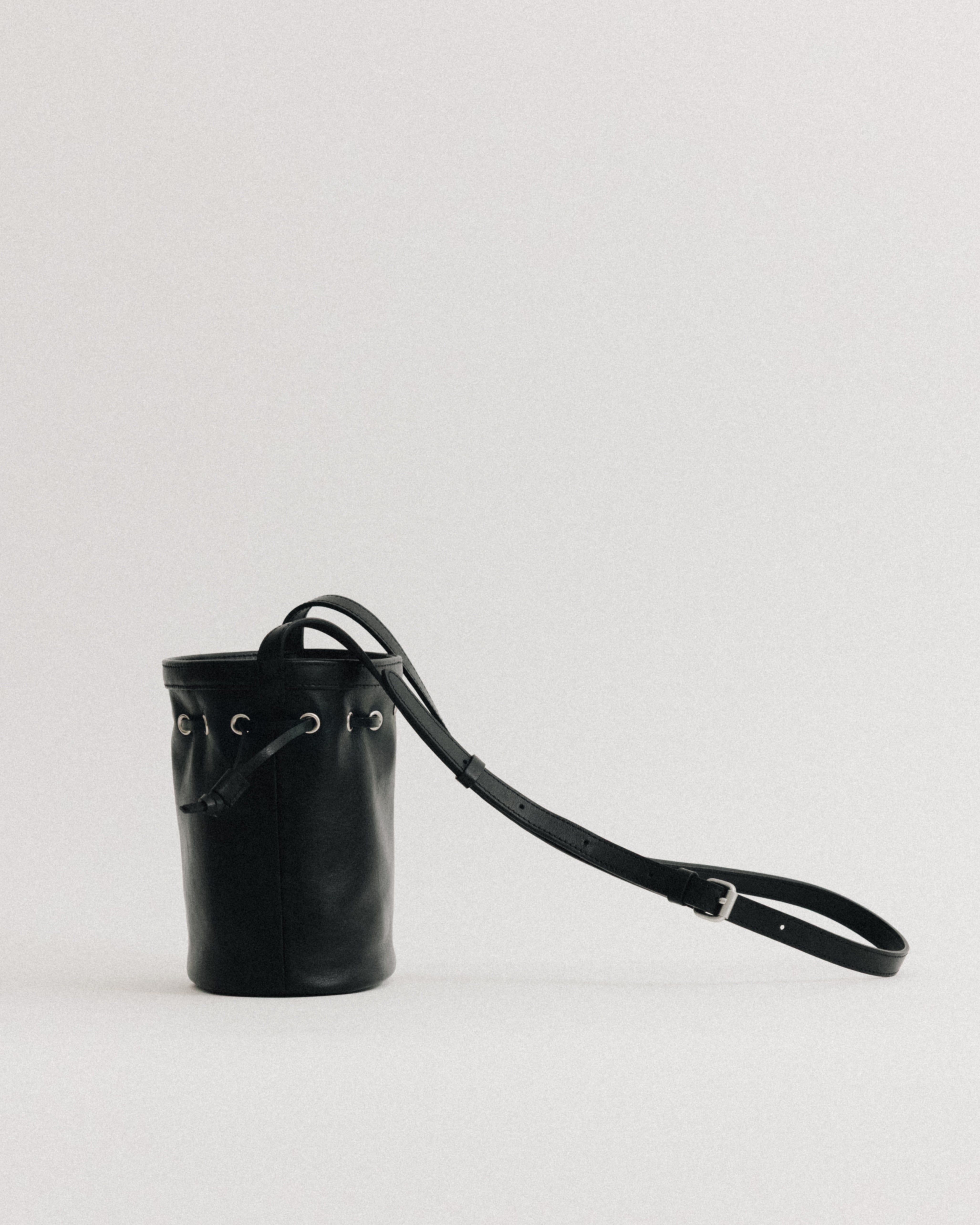 SAC COQUILLE BUCKET MINI SOFT BLACK – TOUT Y EST JP
