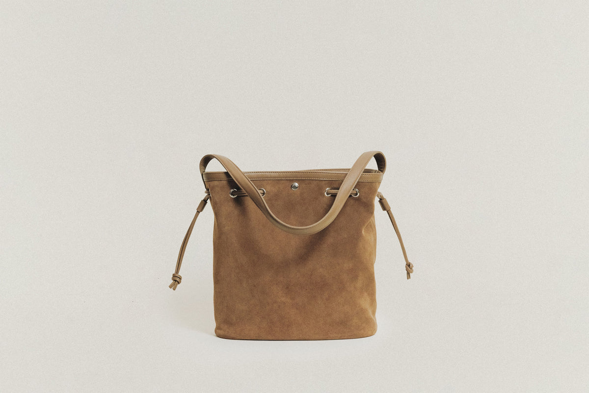 SAC COQUILLE BUCKET SUEDE BEIGE – TOUT Y EST JP