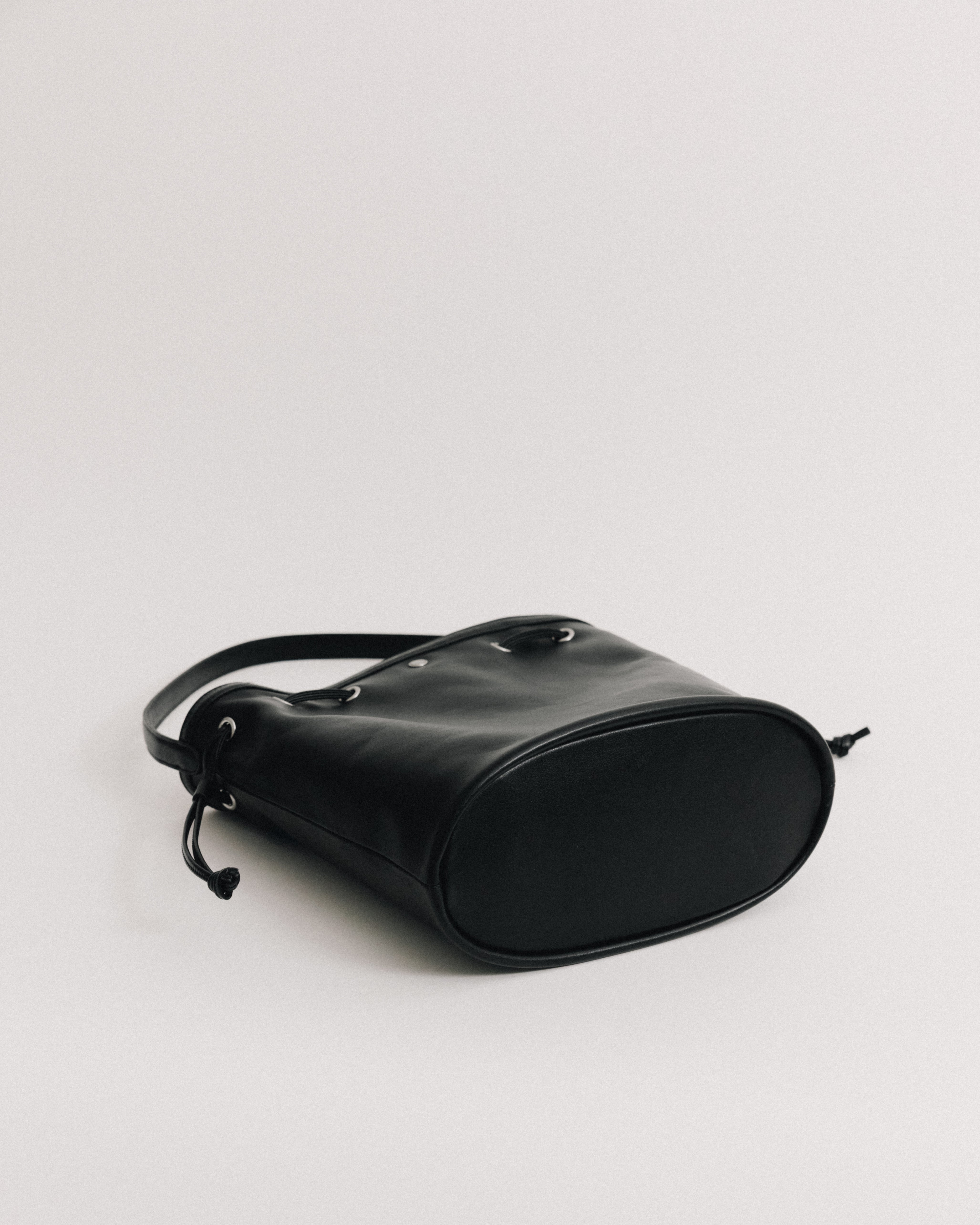 SAC COQUILLE BUCKET SOFT BLACK – TOUT Y EST JP