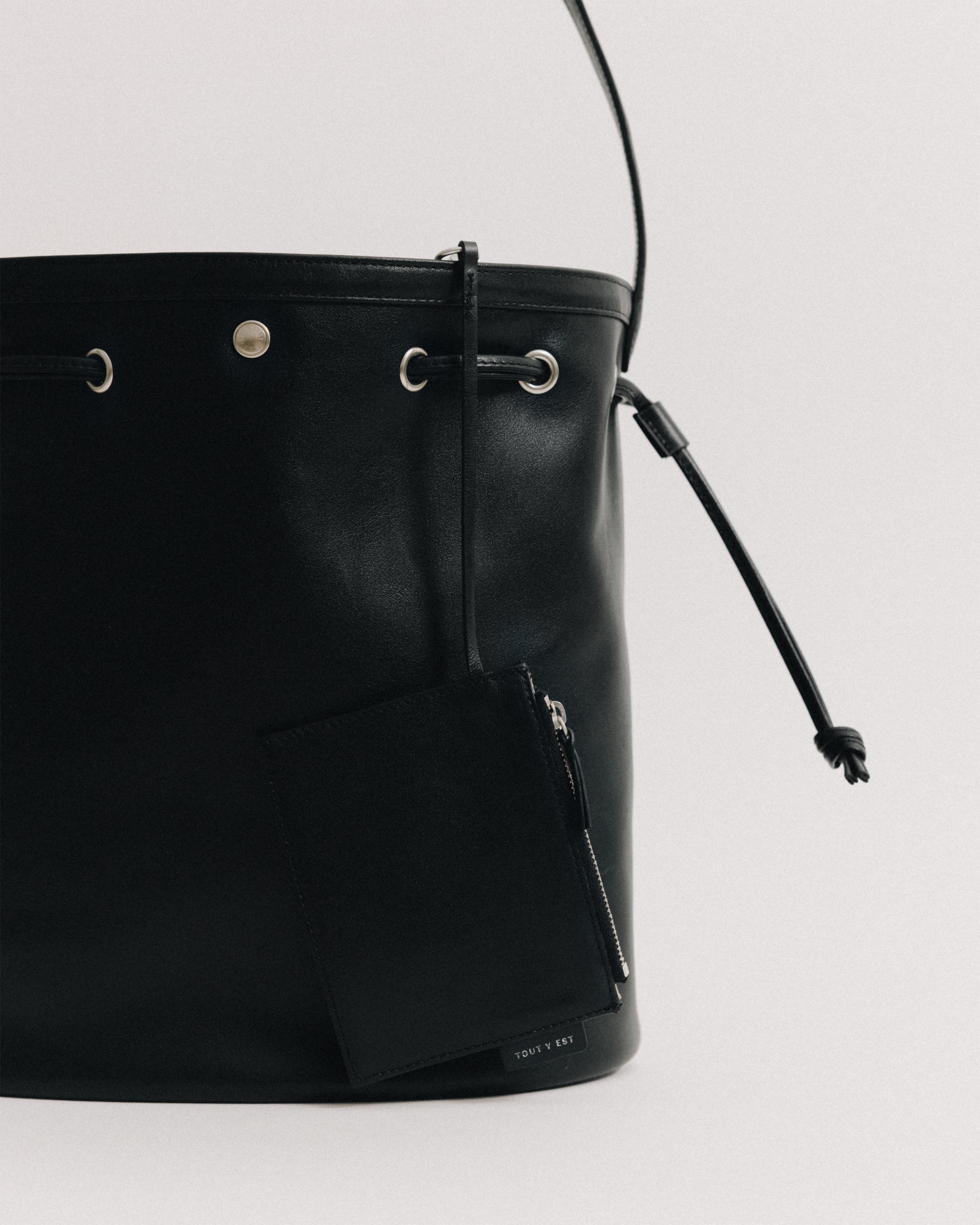 TOUT Y EST トゥテイエ　バケツバック　ブラック SAC COQUILLE BUCKET SOFT BLACK – TOUT Y EST JP