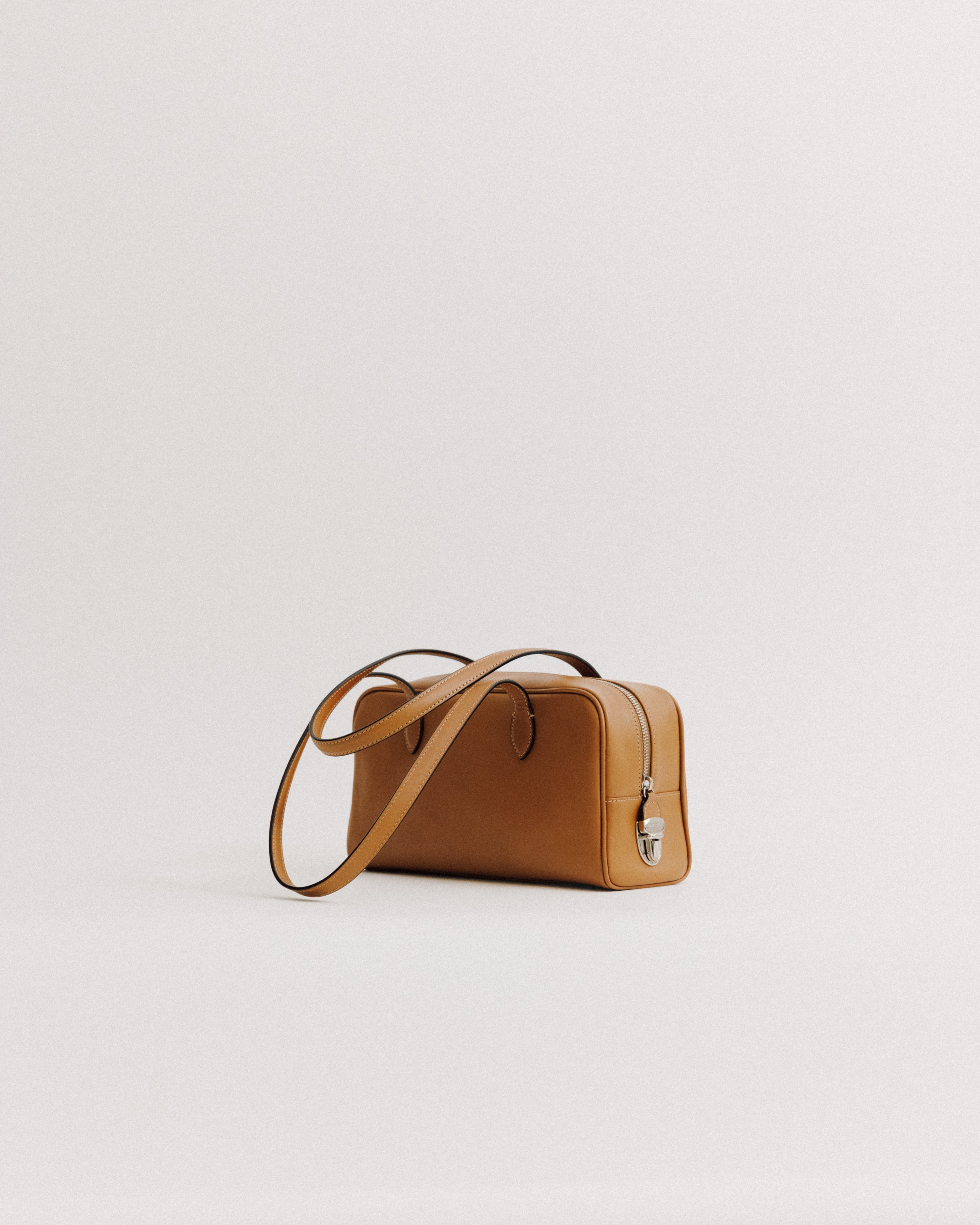 TOUT Y EST MINI BAG CARAMEL トゥティエ TOUT Y EST ロケバック small