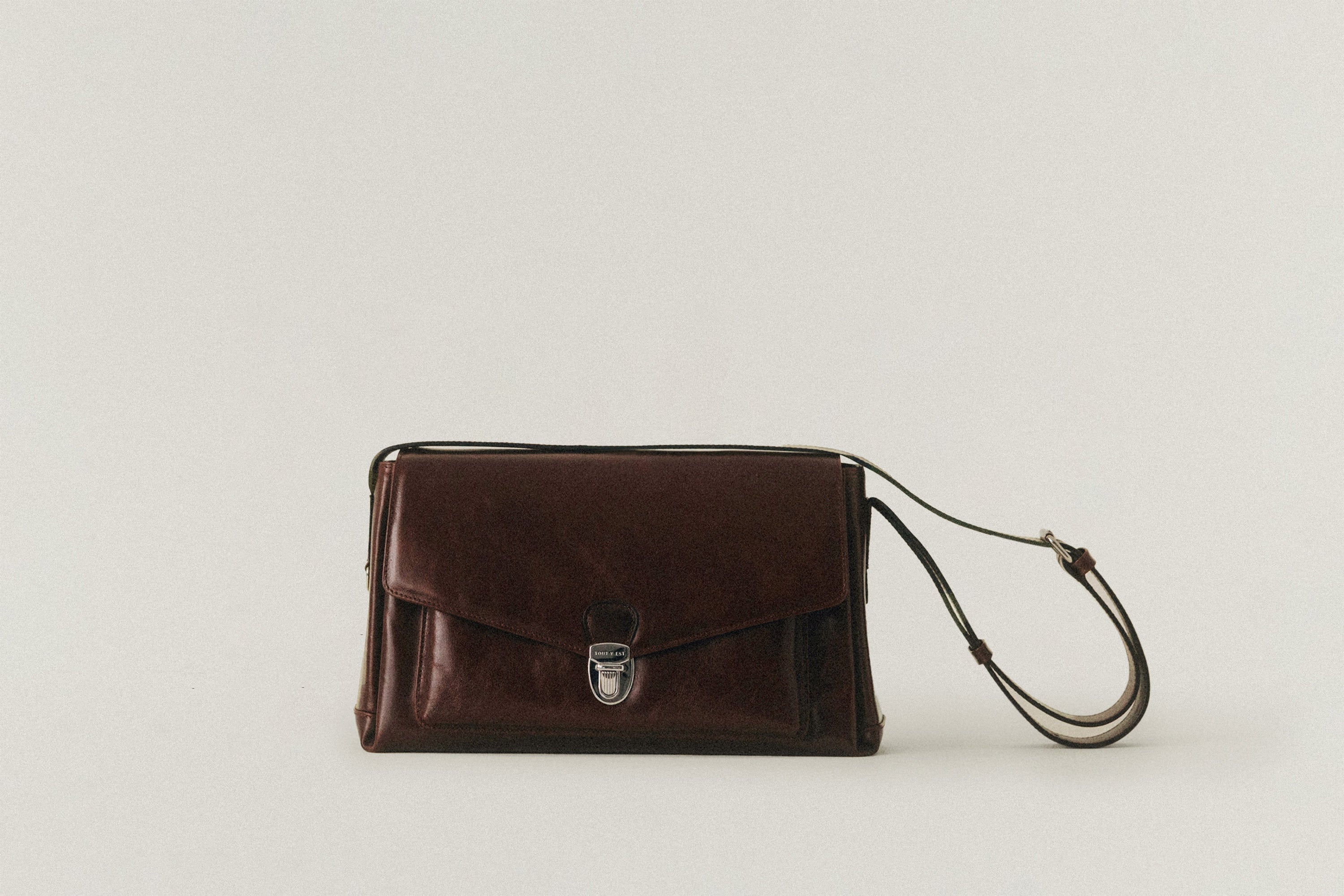 TOUT Y ESTブラウンレザー ハンドバッグ 美品 トゥティエ TOUT Y EST ハンドバッグ レザー ブラウン ロケ