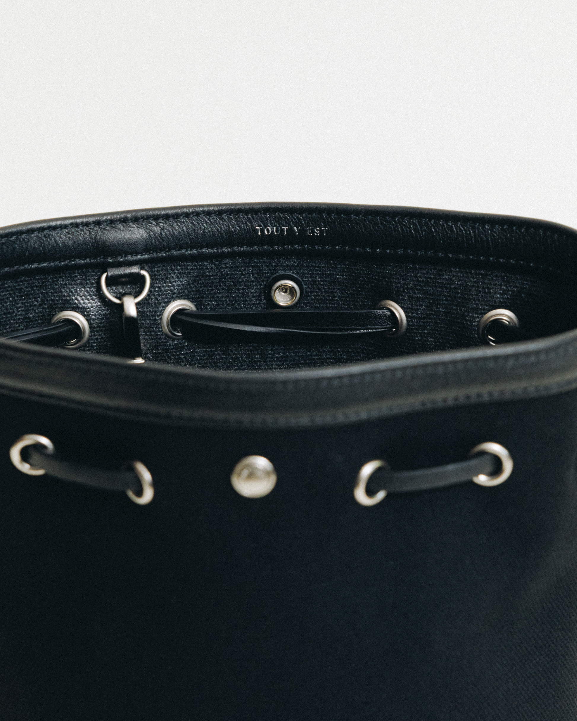 SAC COQUILLE BUCKET MINI BLACK – TOUT Y EST JP SAC COQUILLE BUCKET MINI BLACK – TOUT Y EST JP