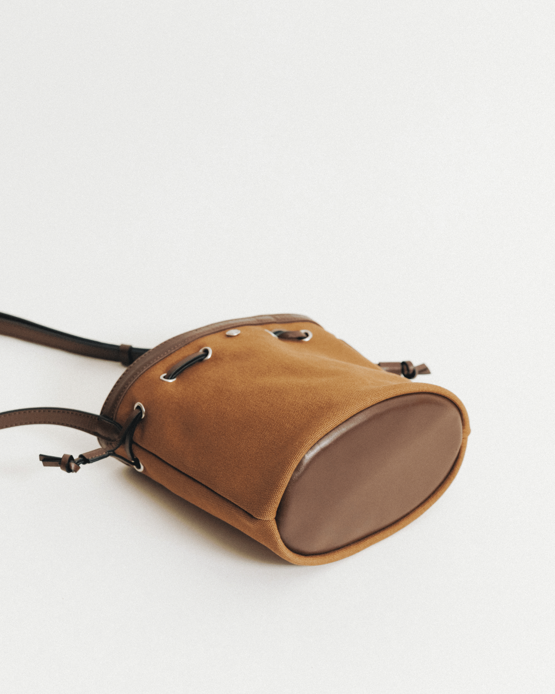 SAC COQUILLE BUCKET MINI TAN – TOUT Y EST JP SAC COQUILLE BUCKET MINI TAN – TOUT Y EST JP