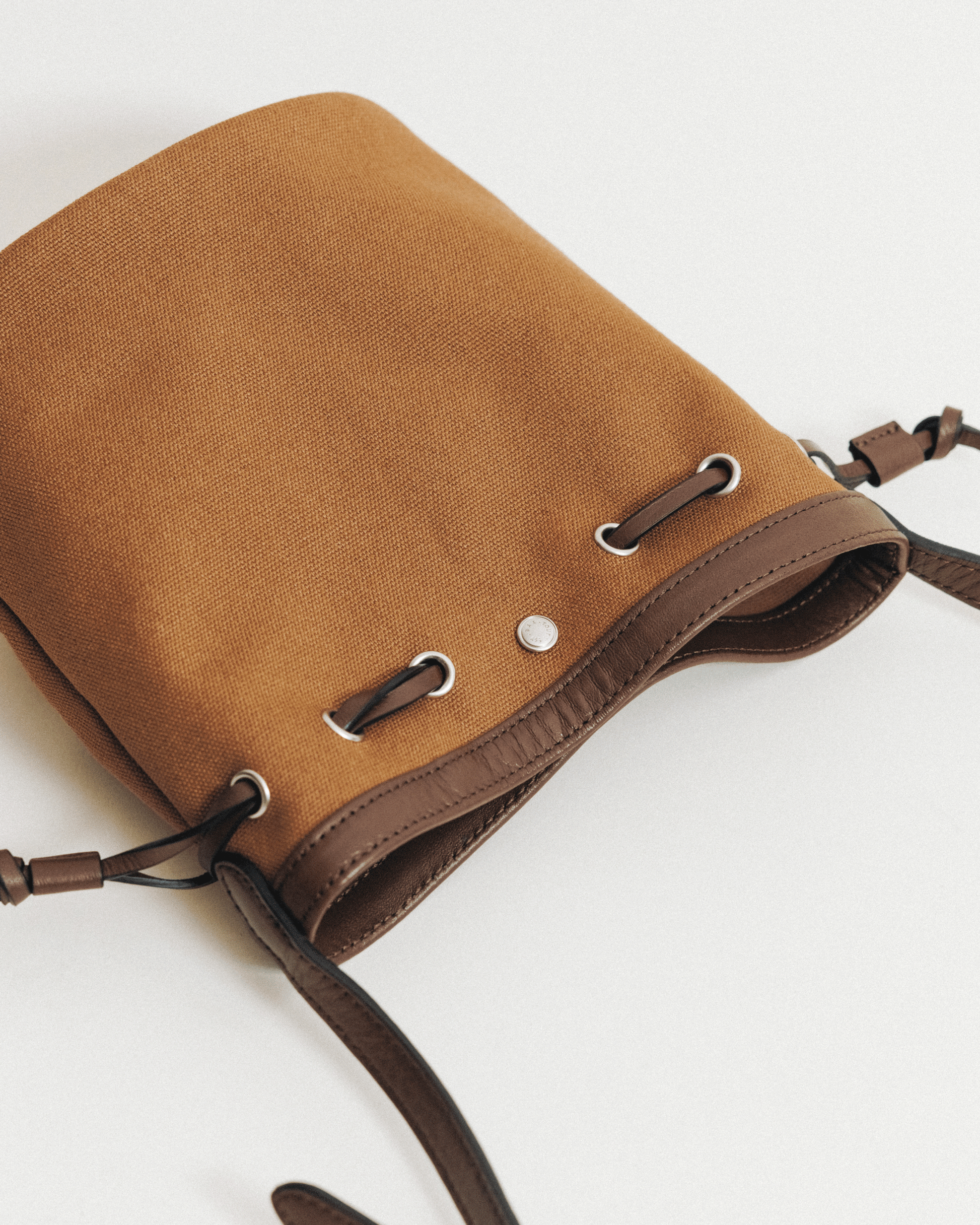 SAC COQUILLE BUCKET MINI TAN – TOUT Y EST JP SAC COQUILLE BUCKET MINI TAN – TOUT Y EST JP