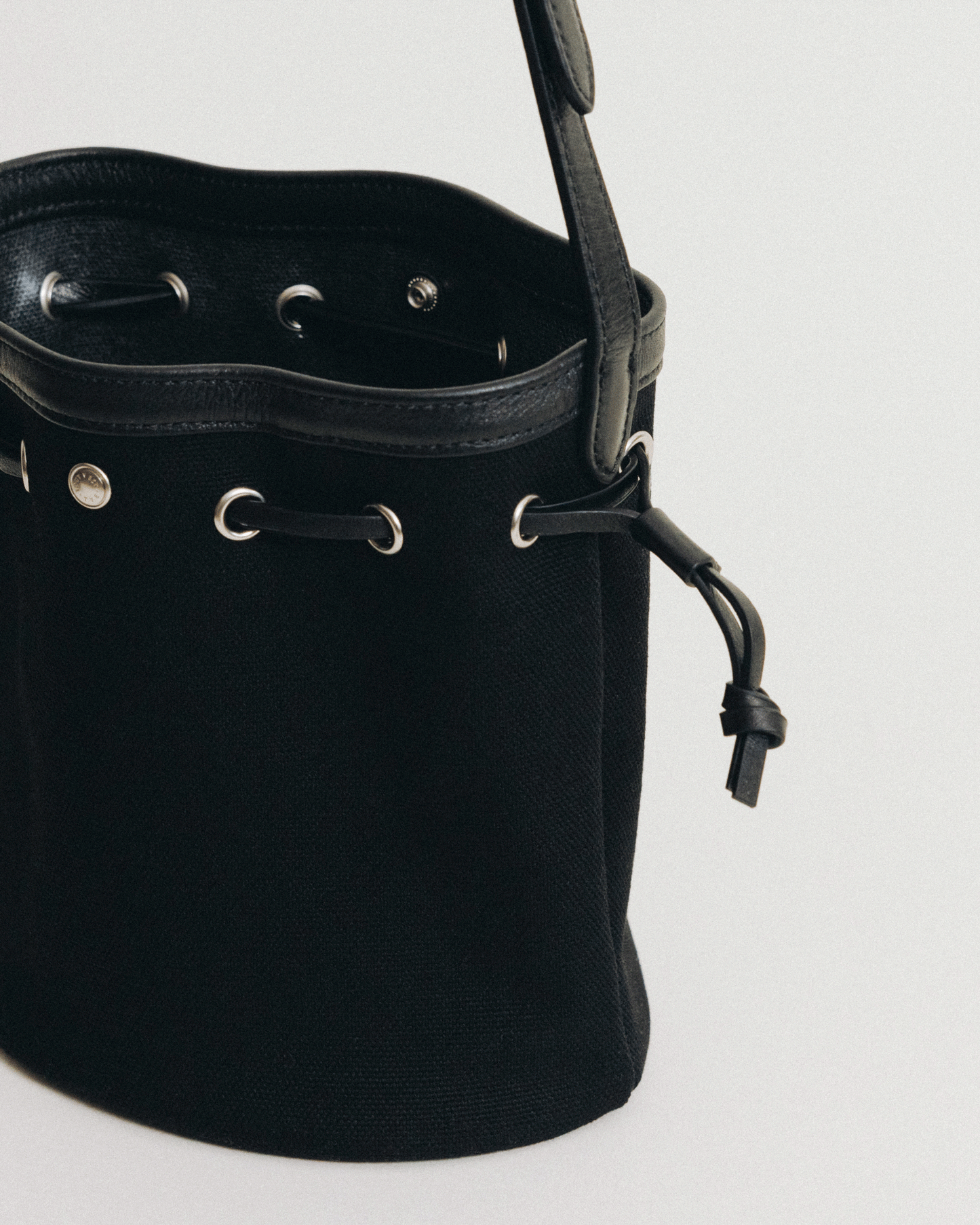 SAC COQUILLE BUCKET MINI BLACK