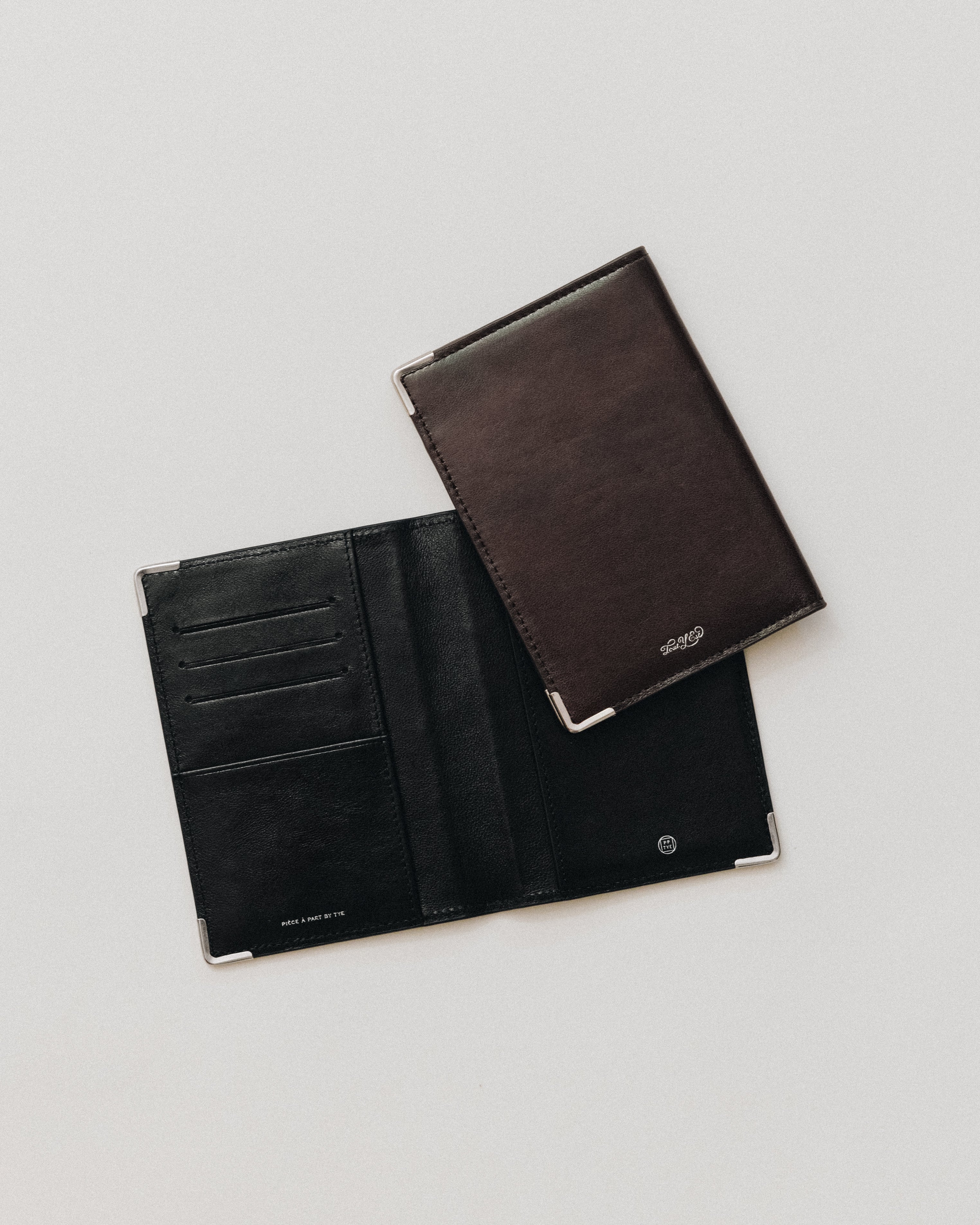 VOYAGE COUVERTURE BROWN – TOUT Y EST JP
