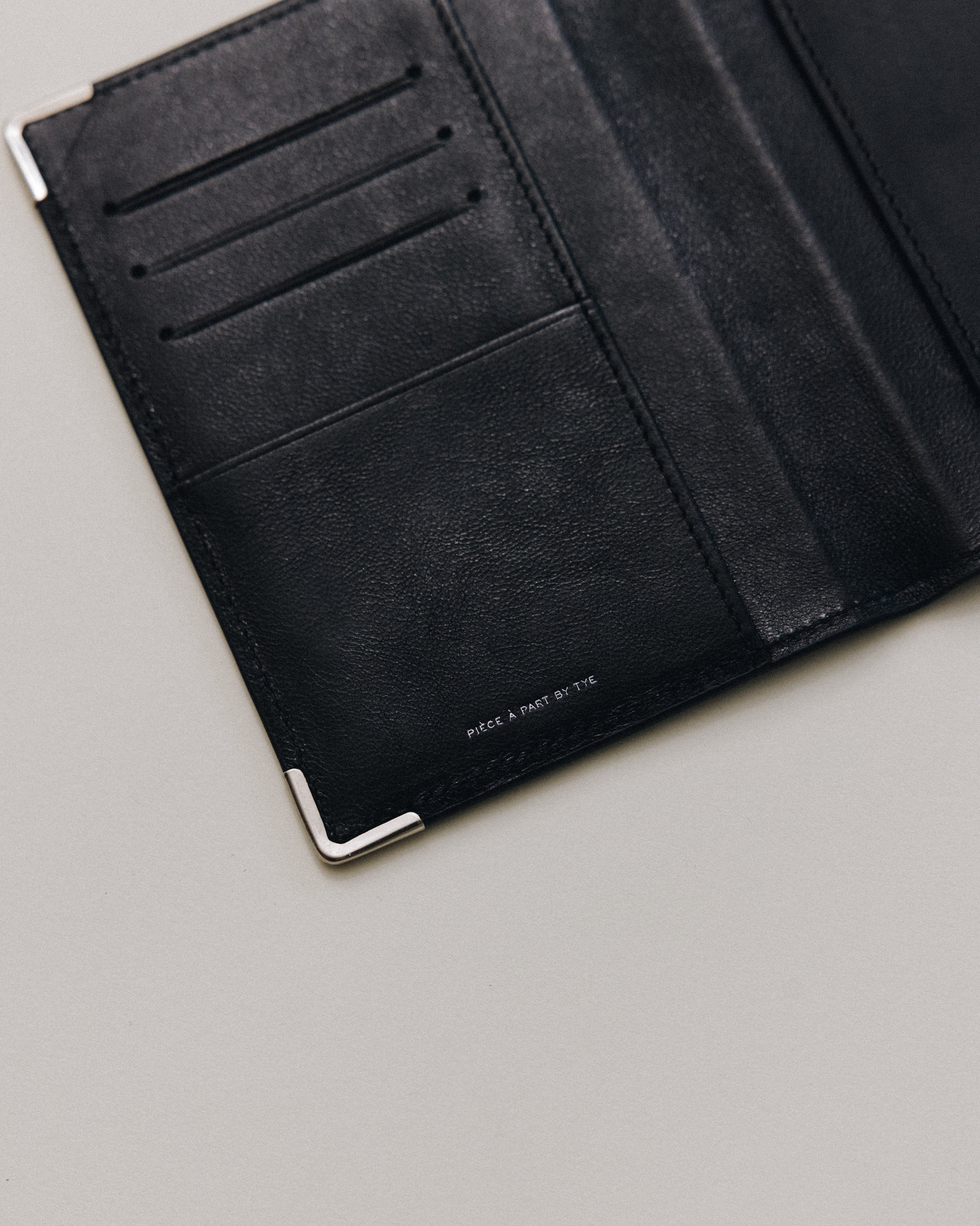 VOYAGE COUVERTURE BLACK – TOUT Y EST JP
