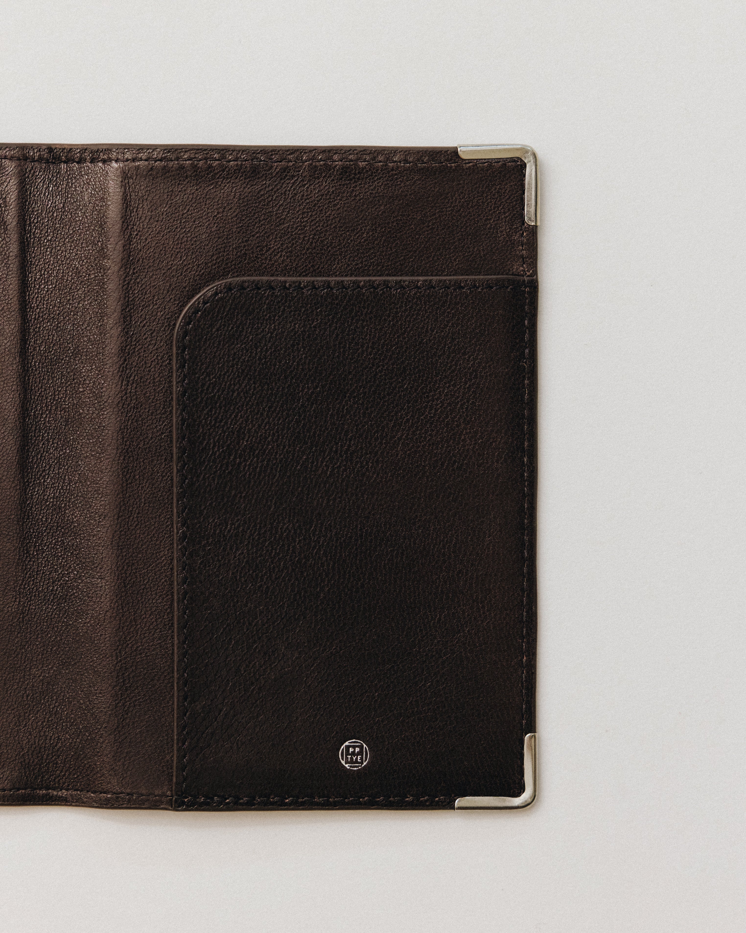 VOYAGE COUVERTURE BROWN – TOUT Y EST JP