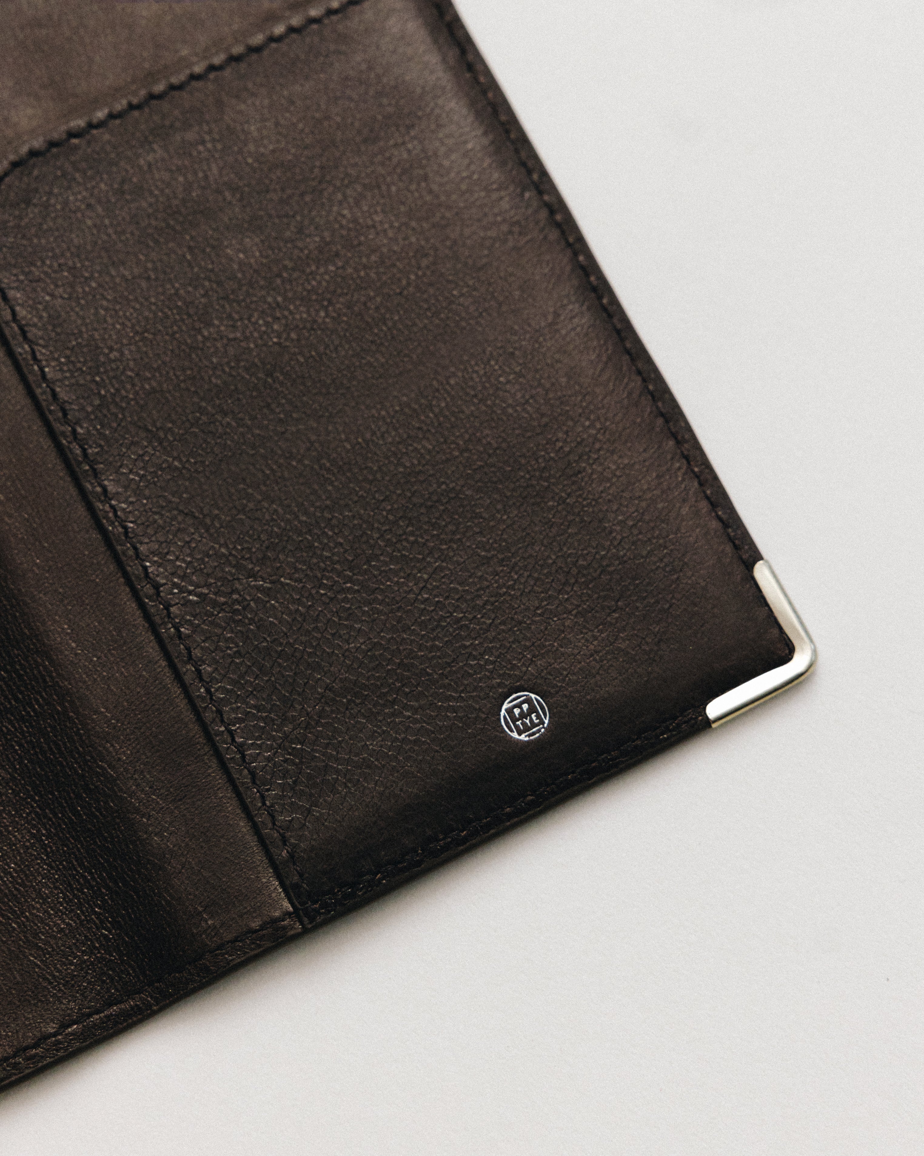 VOYAGE COUVERTURE BROWN – TOUT Y EST JP