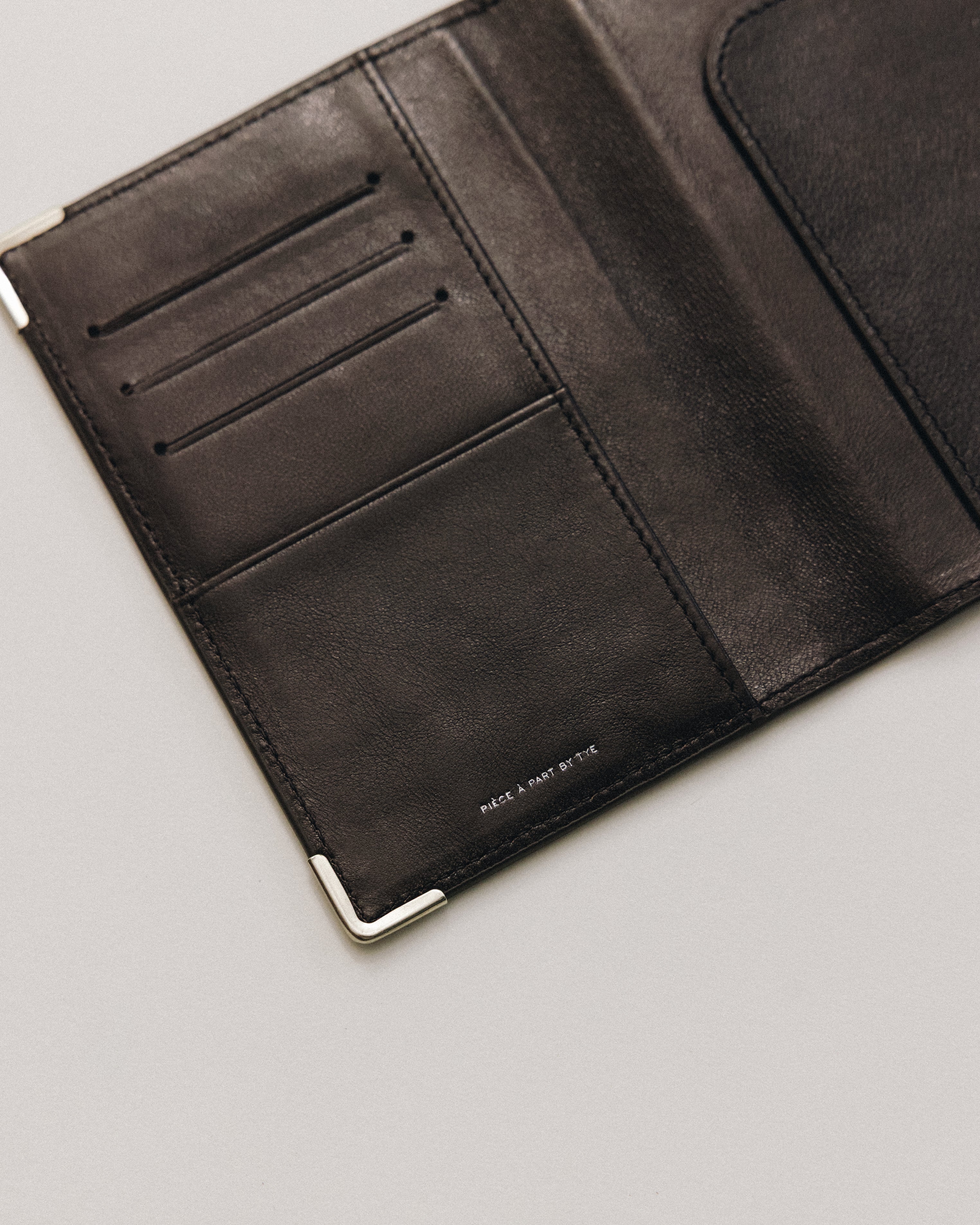 VOYAGE COUVERTURE BROWN – TOUT Y EST JP
