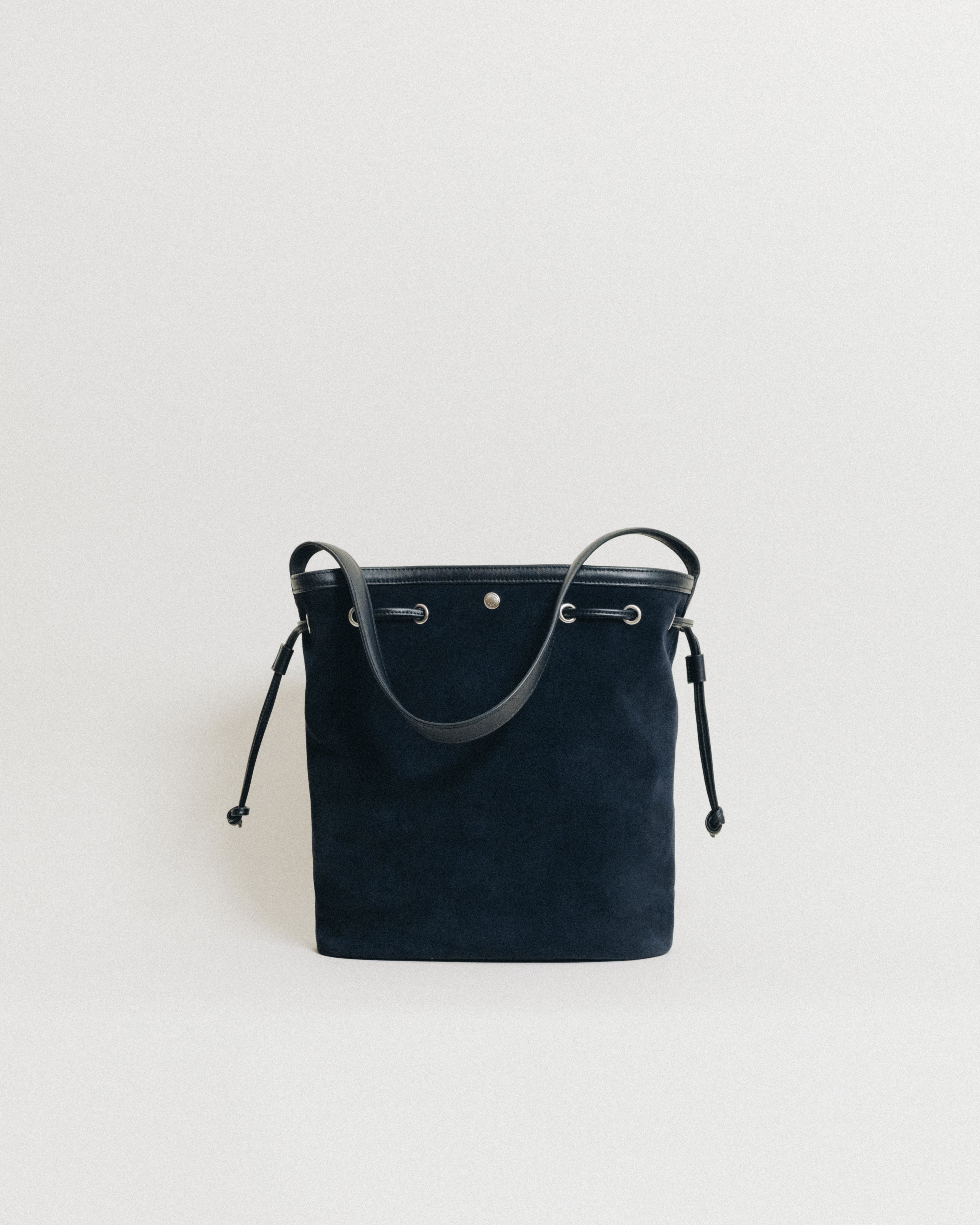 SAC COQUILLE BUCKET SUEDE NAVY – TOUT Y EST JP