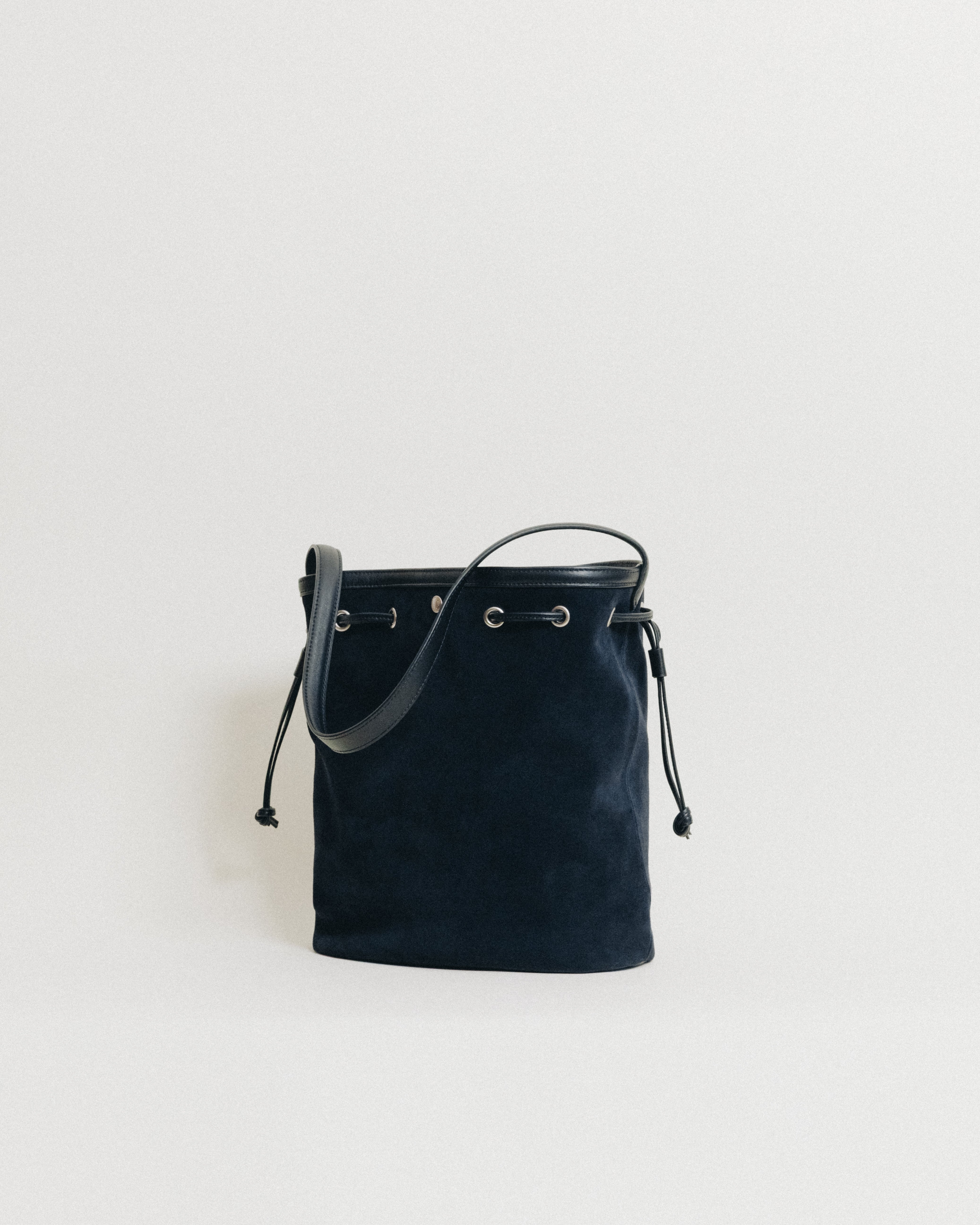 SAC COQUILLE BUCKET SUEDE NAVY – TOUT Y EST JP