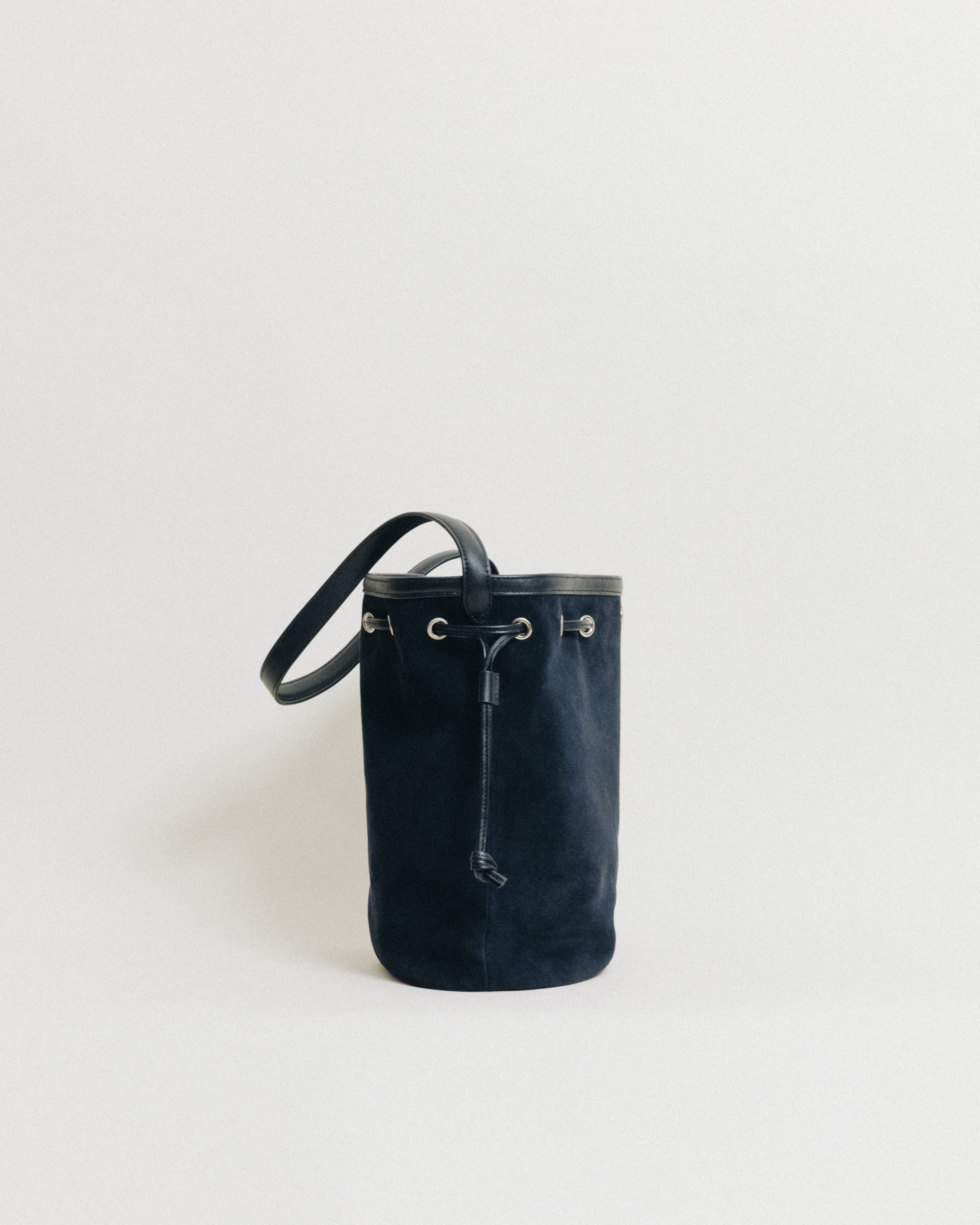 SAC COQUILLE BUCKET SUEDE NAVY – TOUT Y EST JP