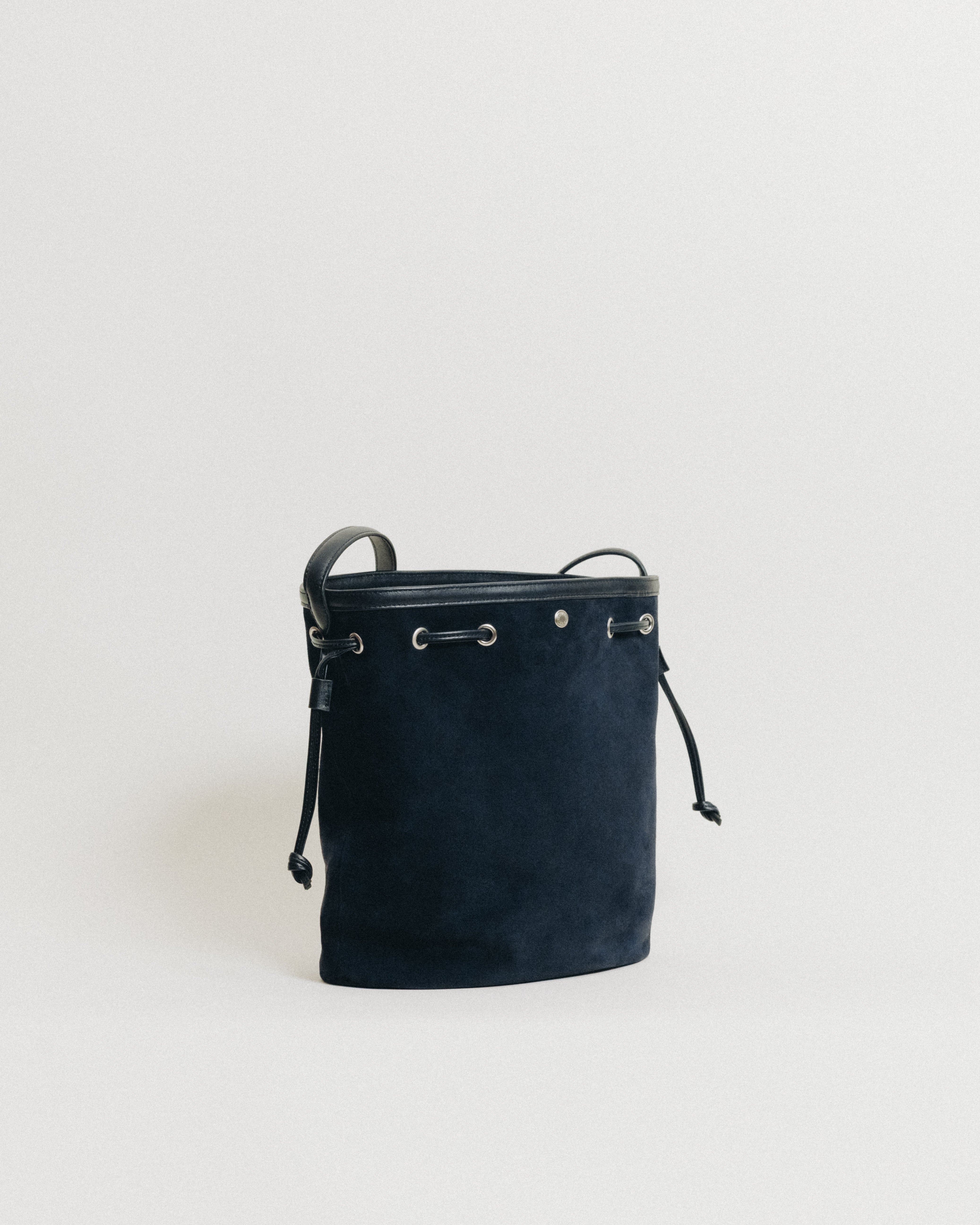 SAC COQUILLE BUCKET SUEDE NAVY – TOUT Y EST JP
