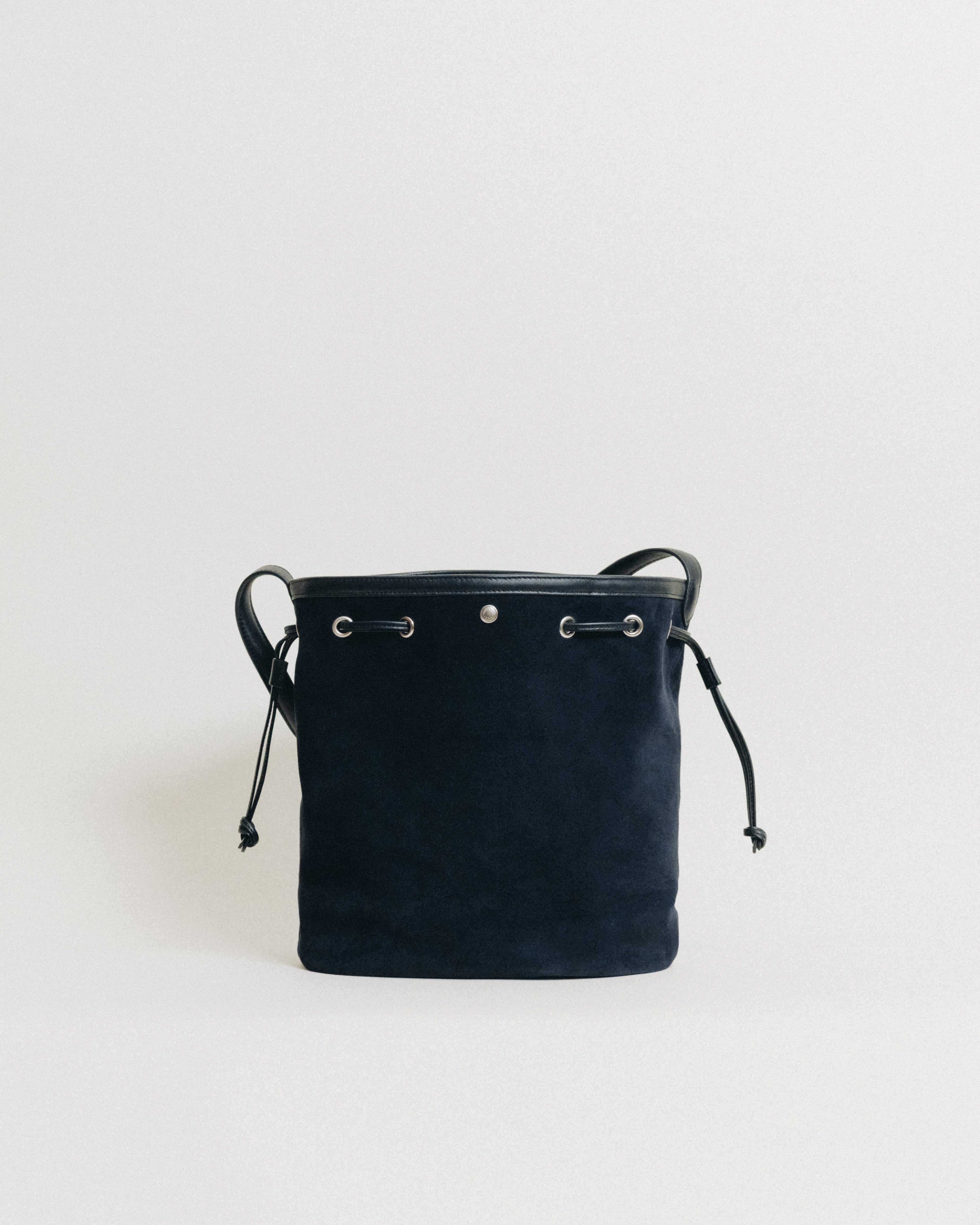 SAC COQUILLE BUCKET SUEDE NAVY – TOUT Y EST JP