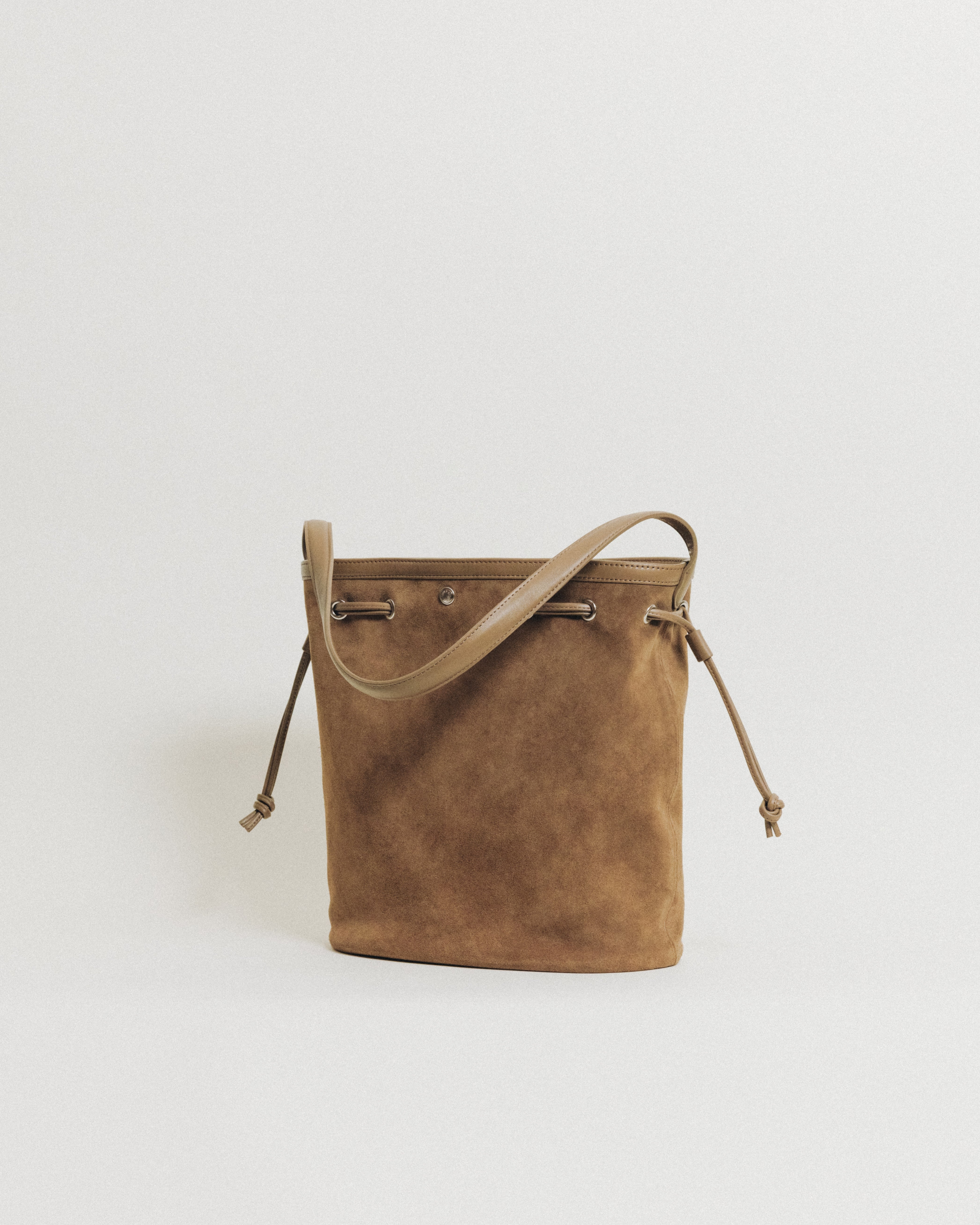 SAC COQUILLE BUCKET SUEDE BEIGE – TOUT Y EST JP