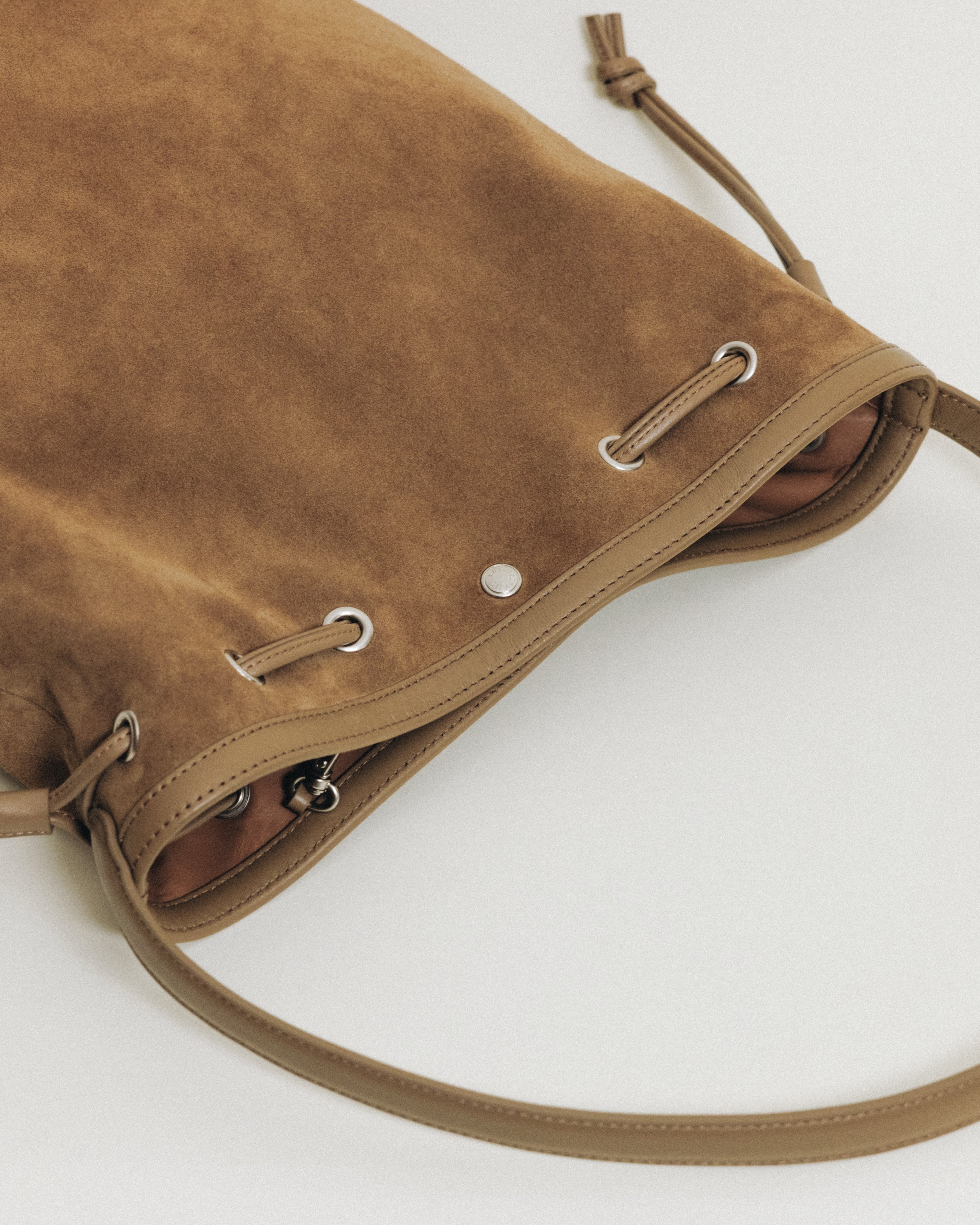 SAC COQUILLE BUCKET SUEDE BEIGE – TOUT Y EST JP