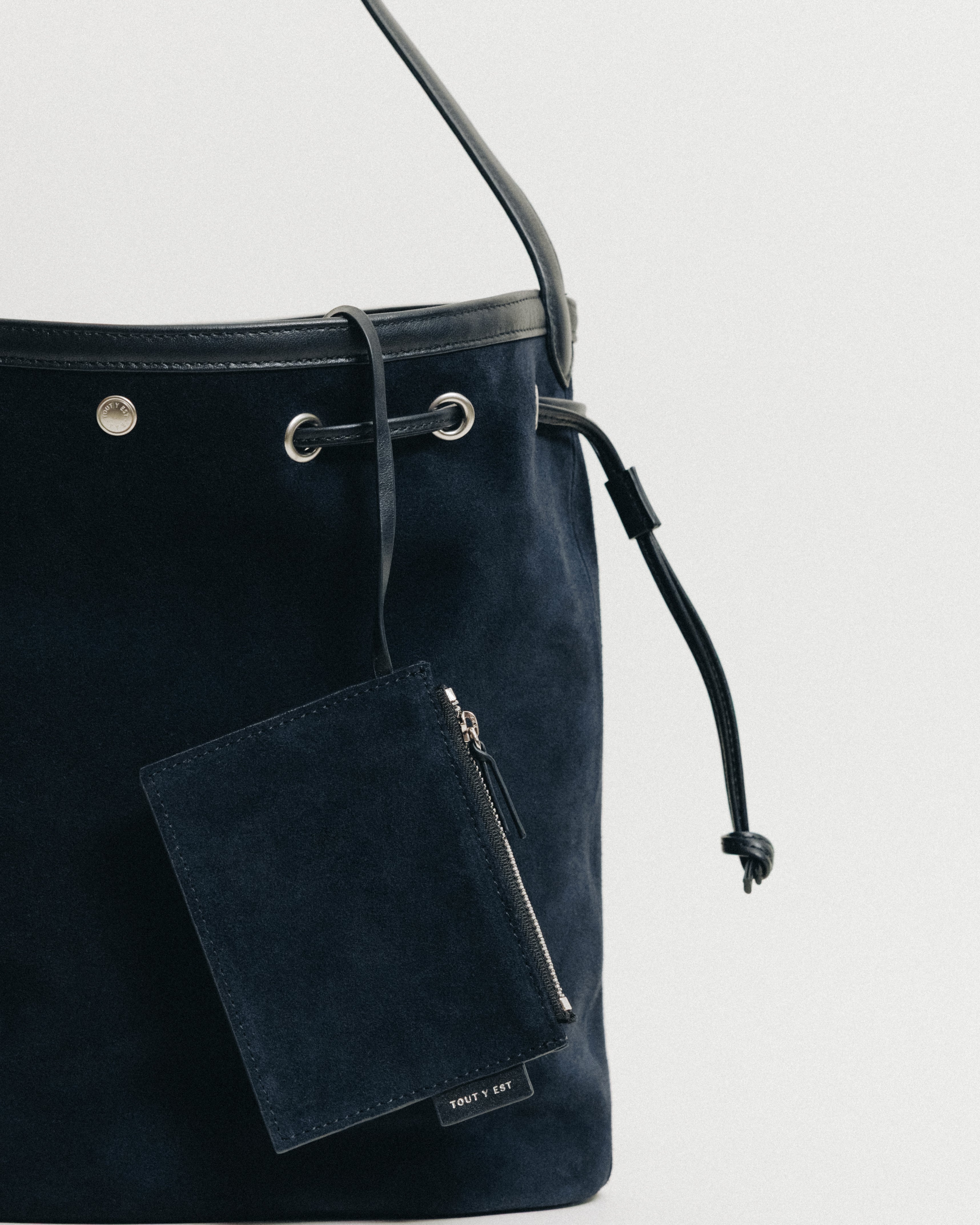 SAC COQUILLE BUCKET SUEDE NAVY – TOUT Y EST JP