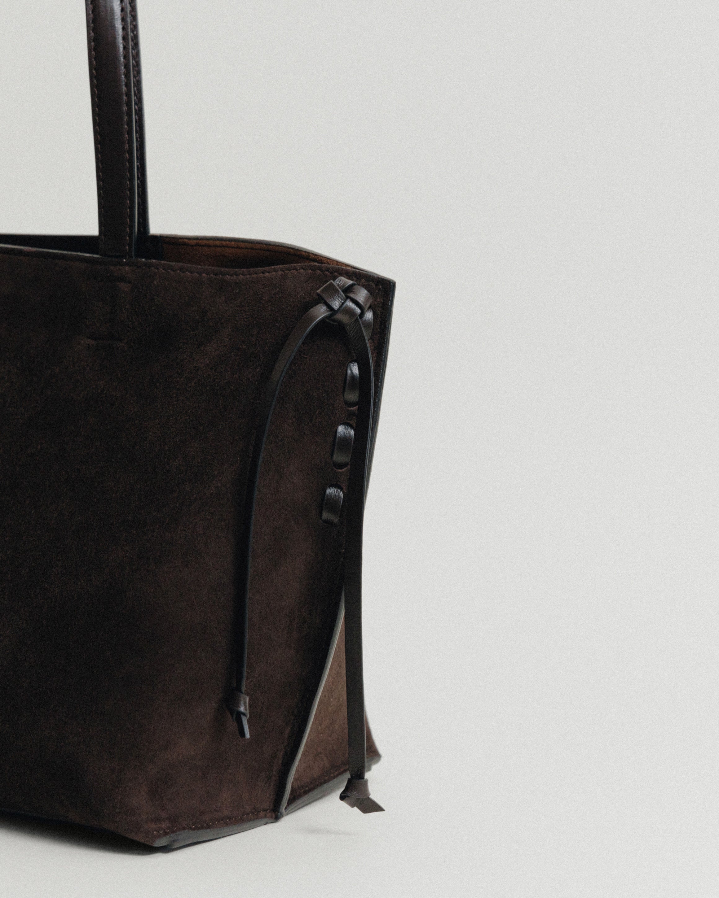 SAC TRESSÉ SMALL SUEDE BROWN – TOUT Y EST JP