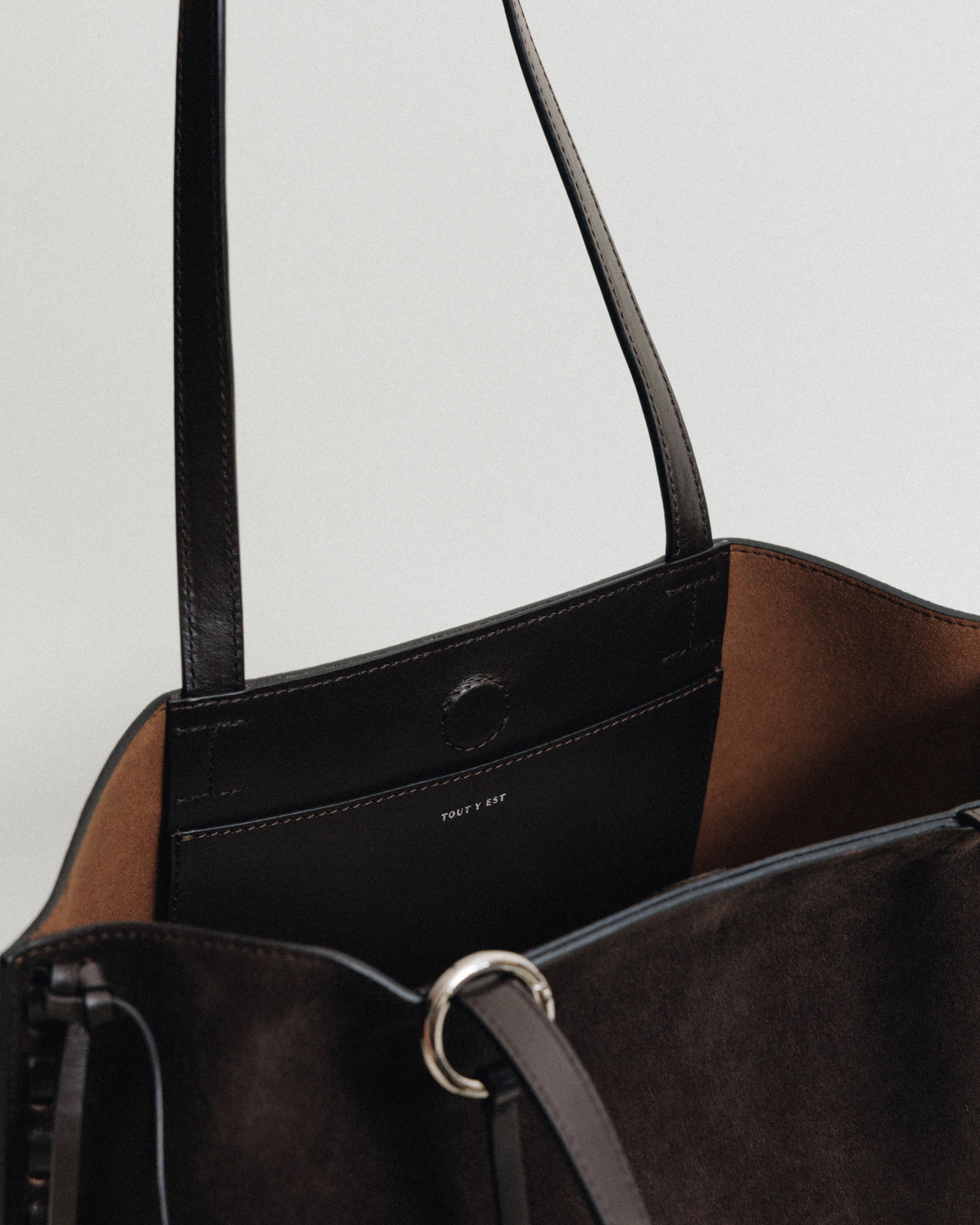 SAC TRESSÉ SMALL SUEDE BROWN – TOUT Y EST JP