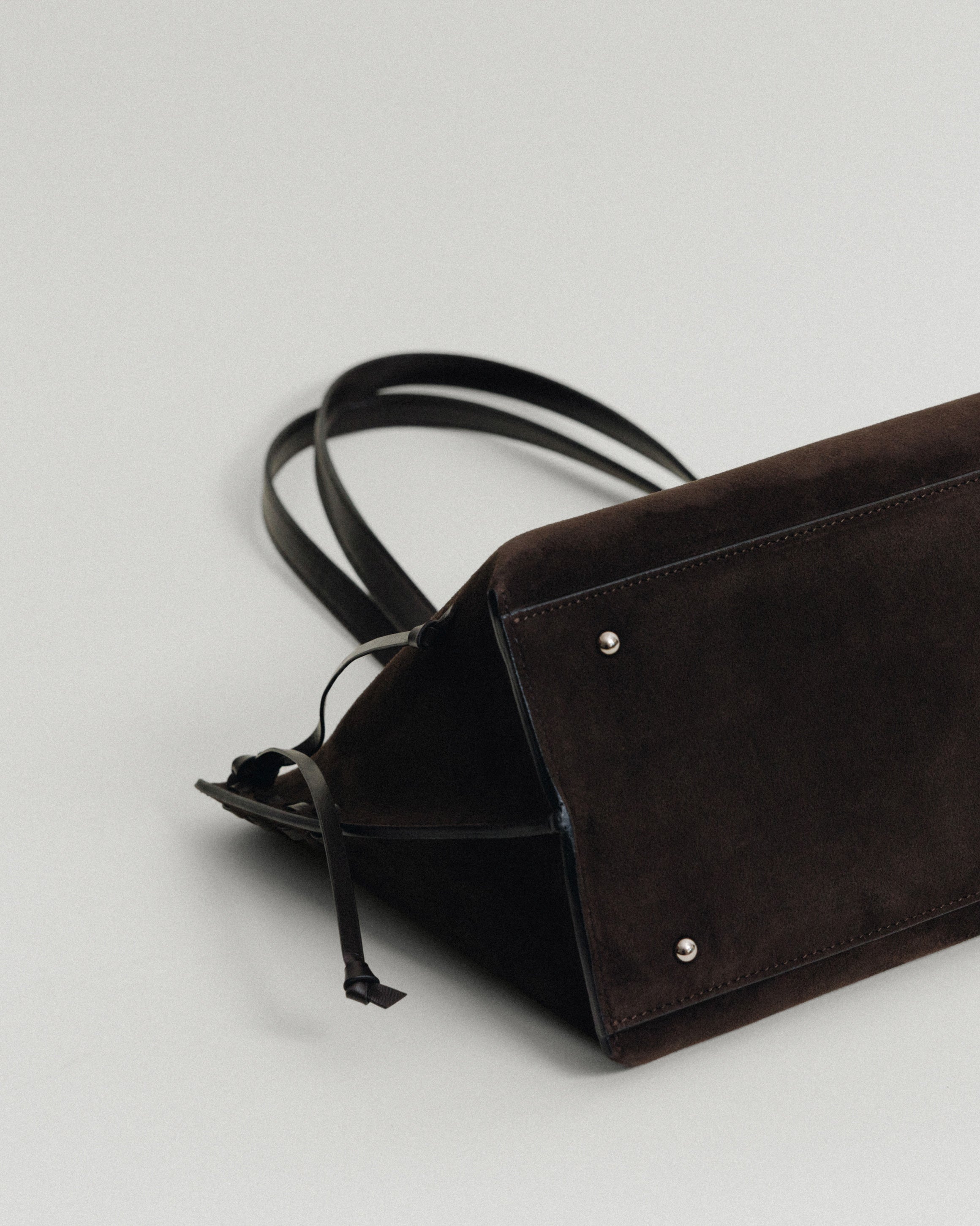 SAC TRESSÉ SMALL SUEDE BROWN – TOUT Y EST JP