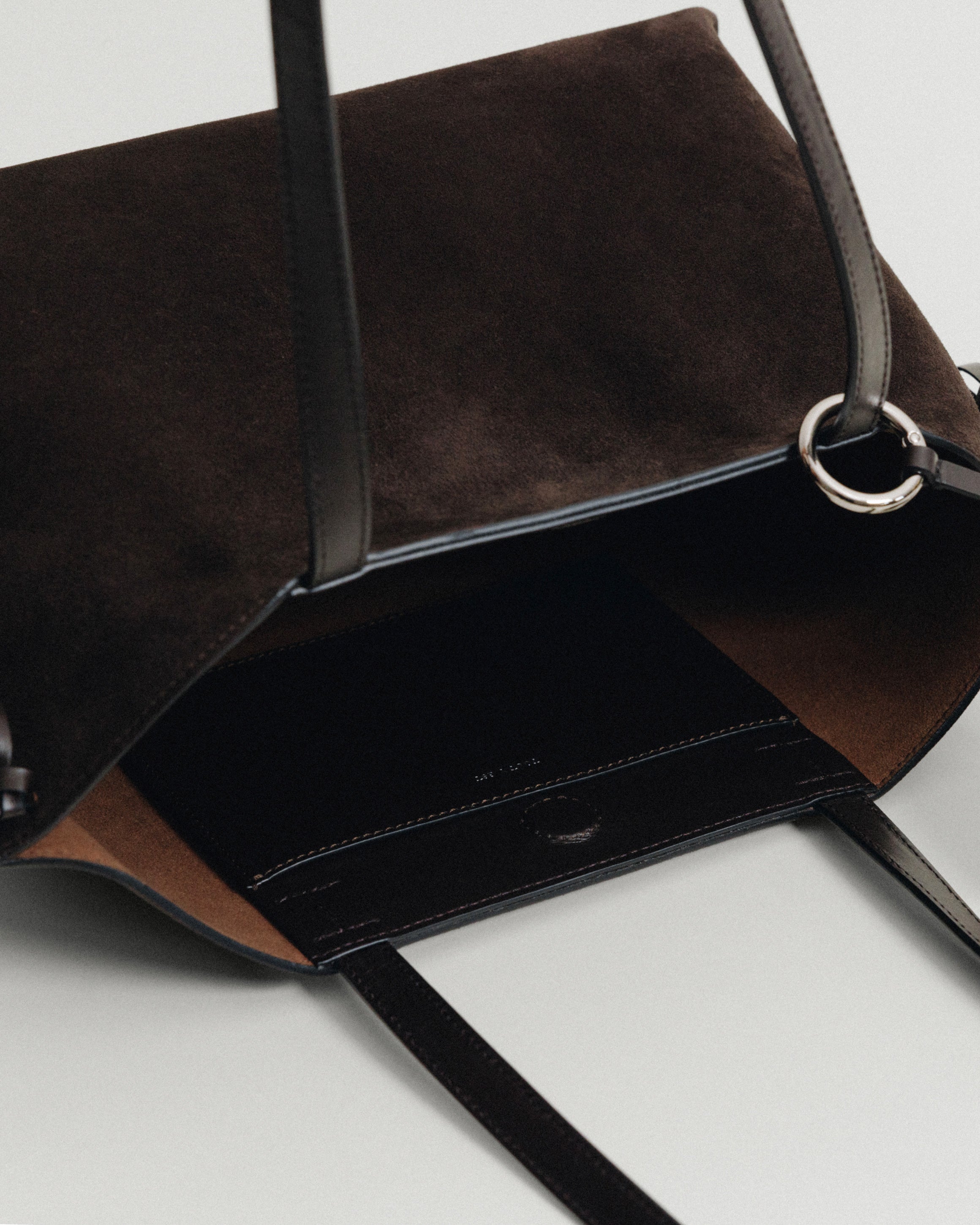 SAC TRESSÉ SMALL SUEDE BROWN – TOUT Y EST JP