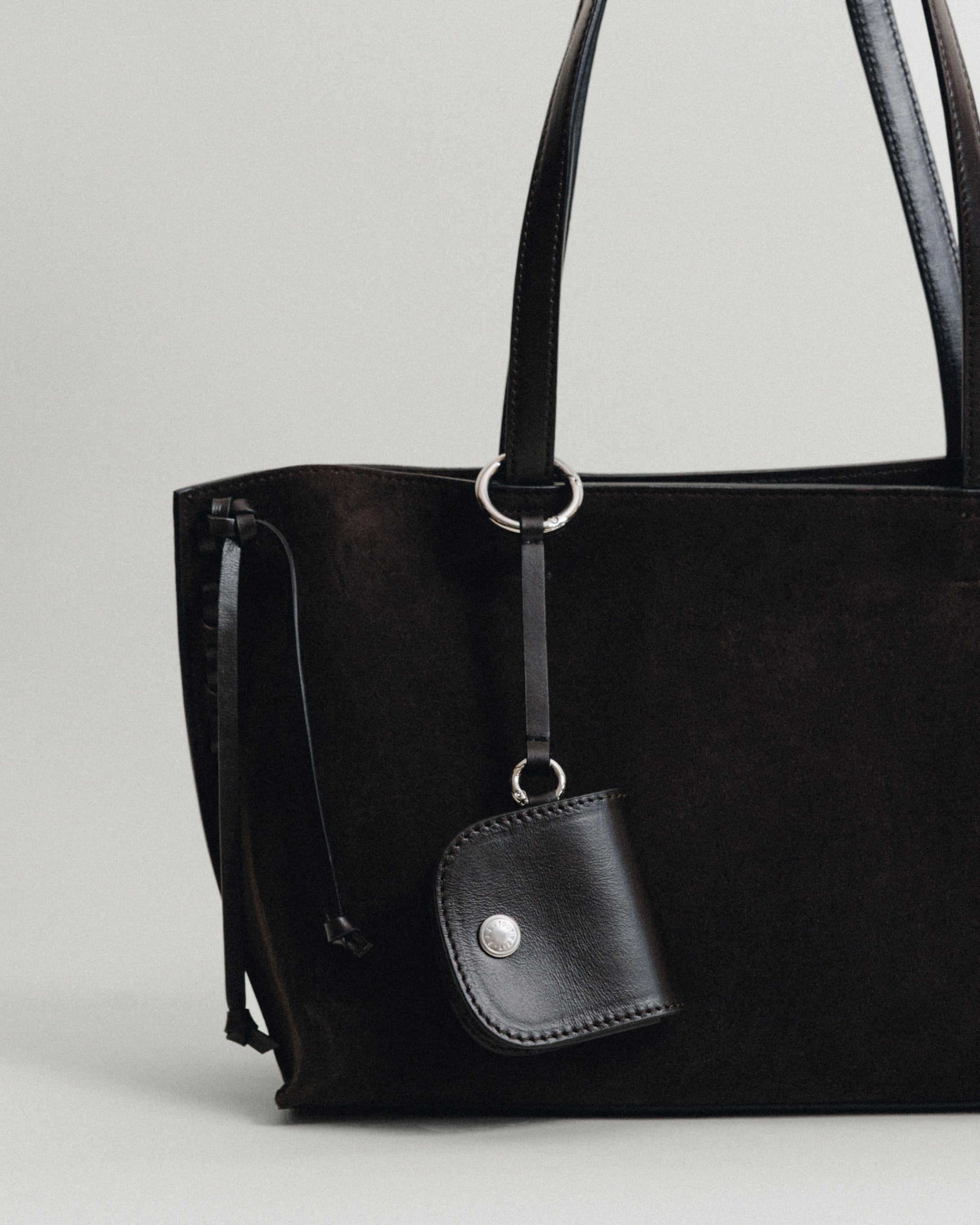 SAC TRESSÉ SMALL SUEDE BROWN – TOUT Y EST JP