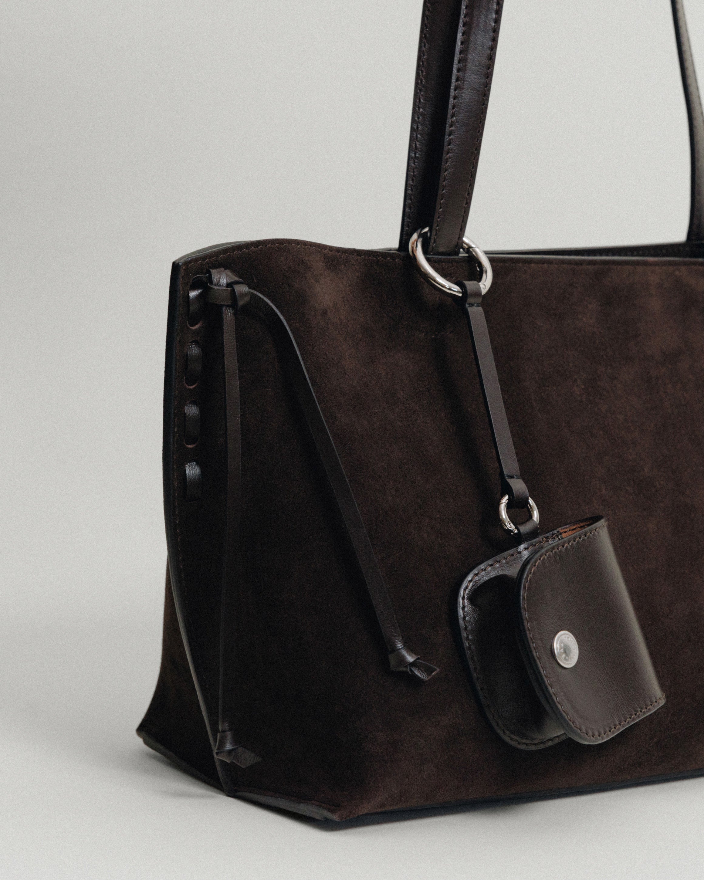 SAC TRESSÉ SMALL SUEDE BROWN – TOUT Y EST JP